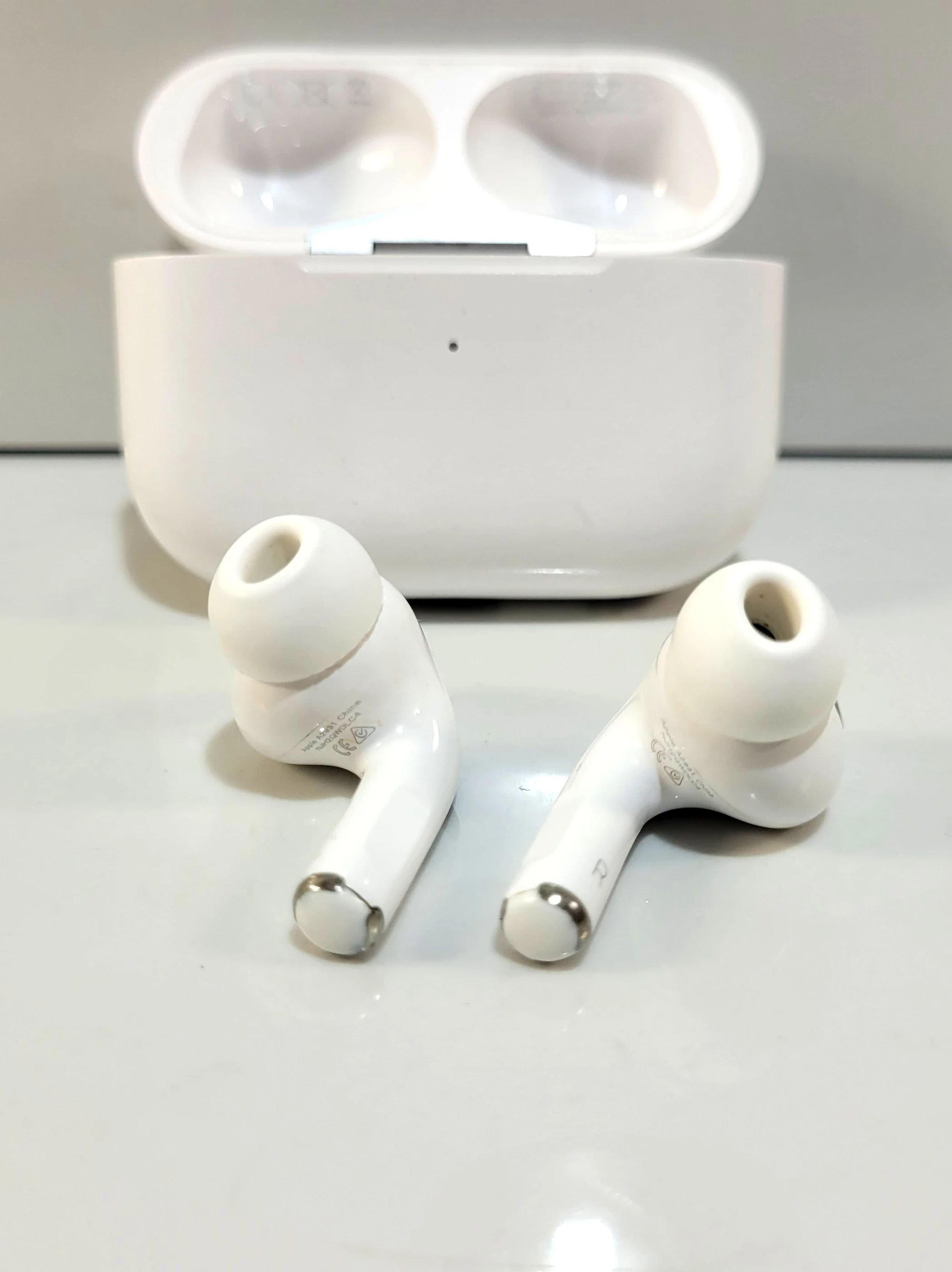 sluchawki-bezprzewodowe-dokanalowe-apple-airpods-pro-2-generacji-ean-gtin-0194253397168
