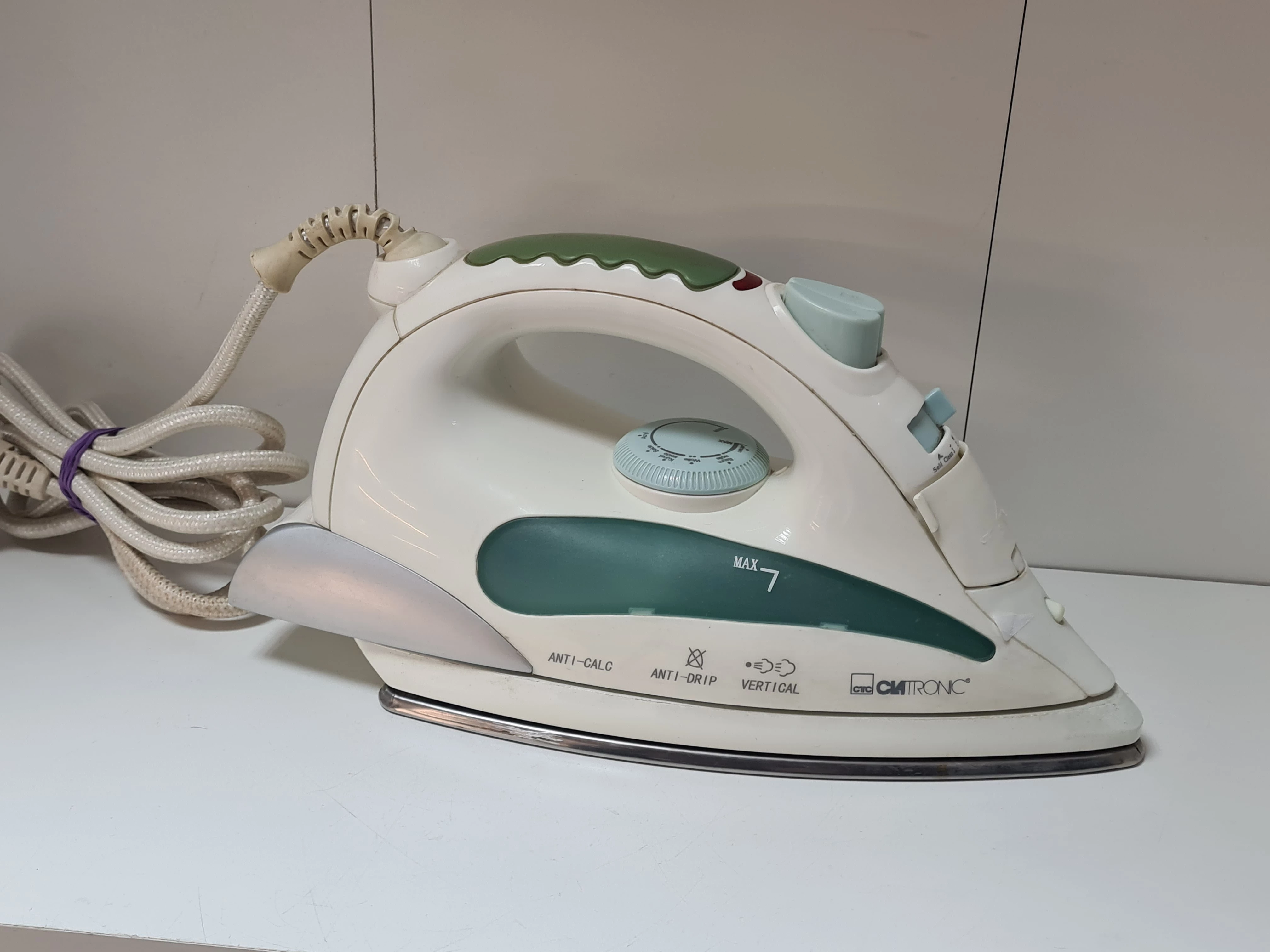 zelazko-parowe-clatronic-2200w-kolor-dominujacy-129357-2