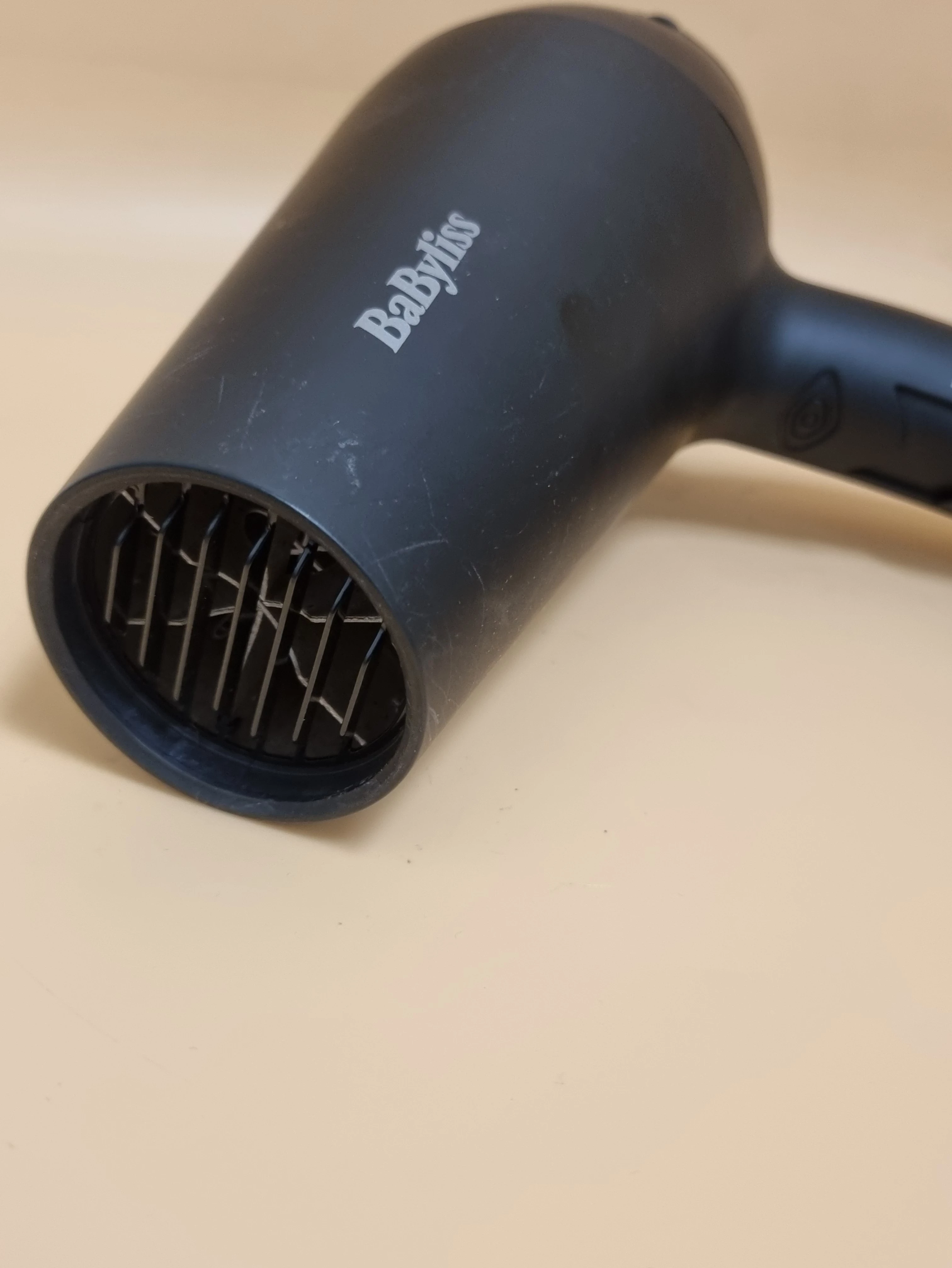 suszarka-do-wlosow-babyliss-d215de-liczba-predkosci-nadmuchu-2