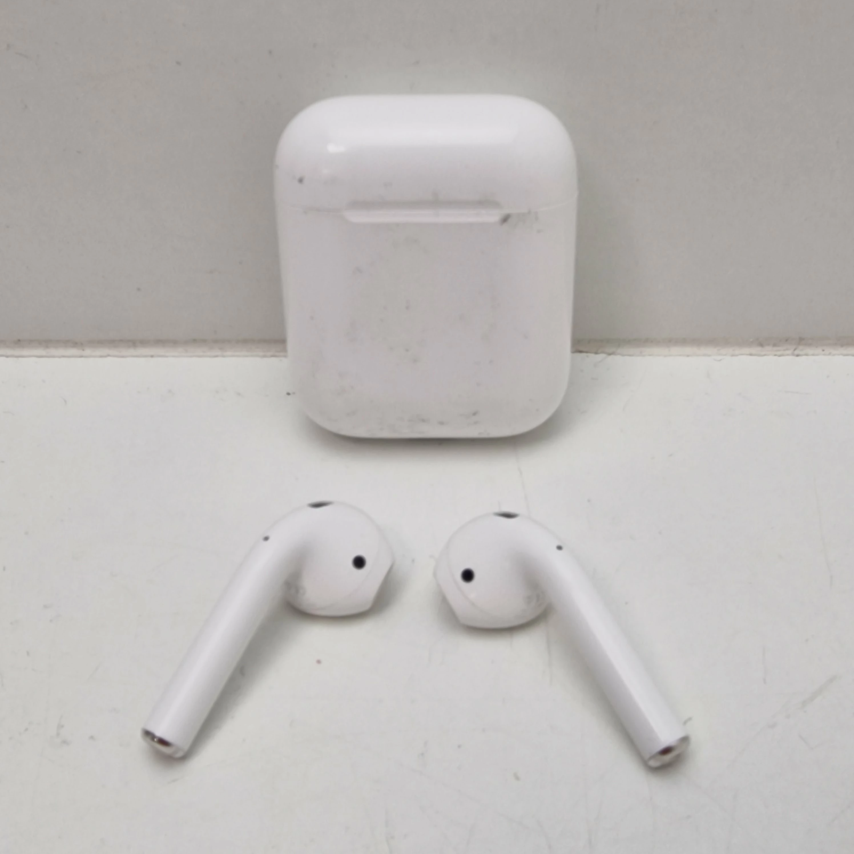 sluchawki-bezprzewodowe-apple-airpods-2-kolor-dominujacy-129357-2