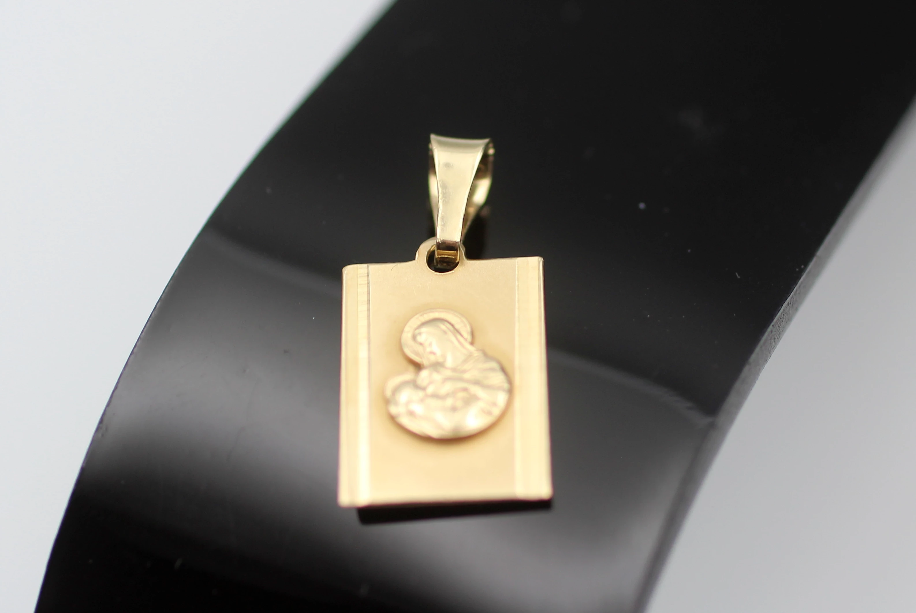 zlota-zawieszka-matka-boska-p585-w203g-material-15835-2