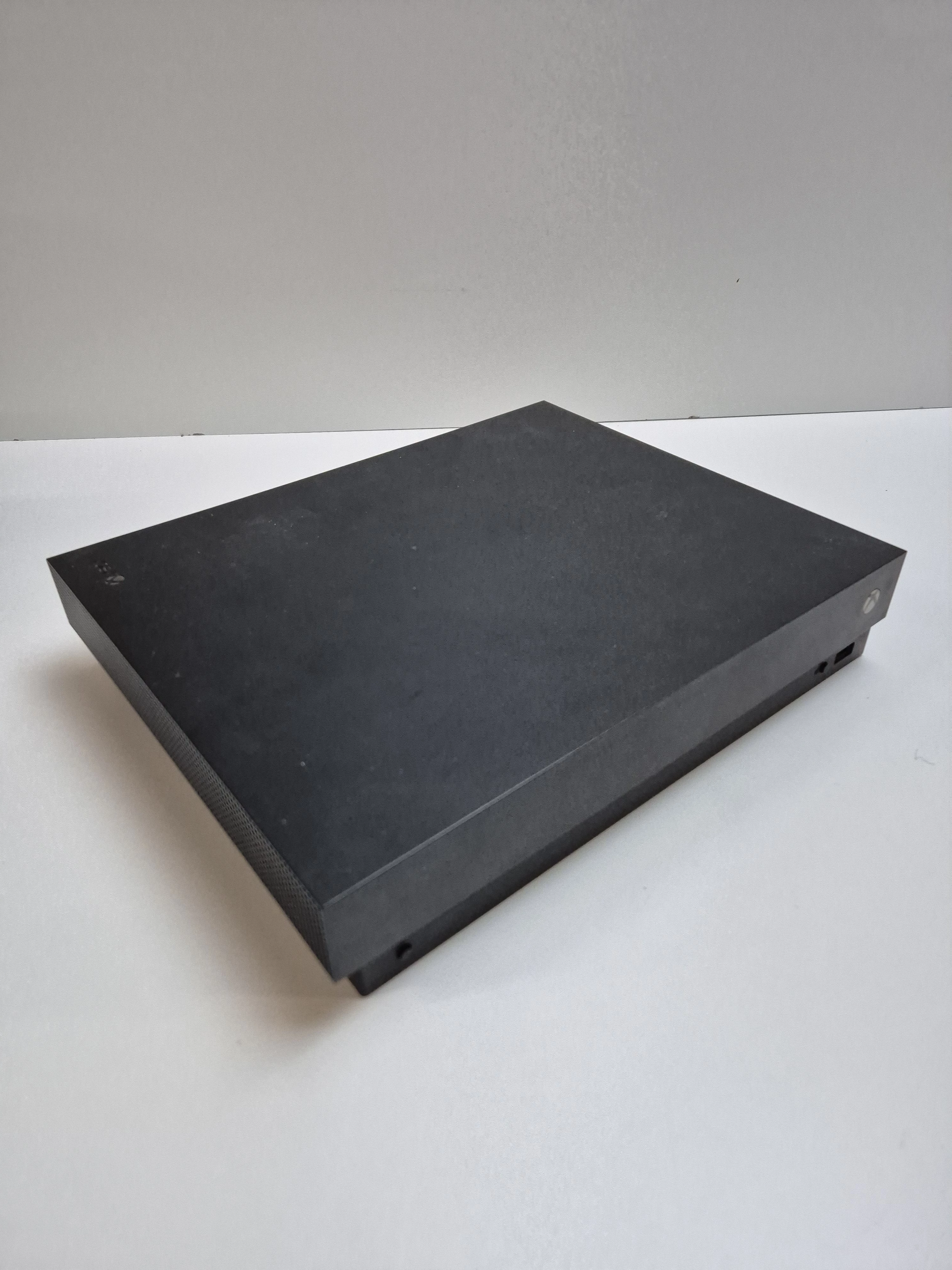 konsola-xbox-one-x-1tb-stan-11323-2