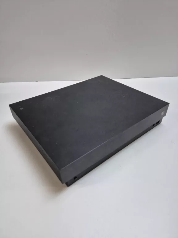 konsola-xbox-one-x-1tb-stan-11323-2