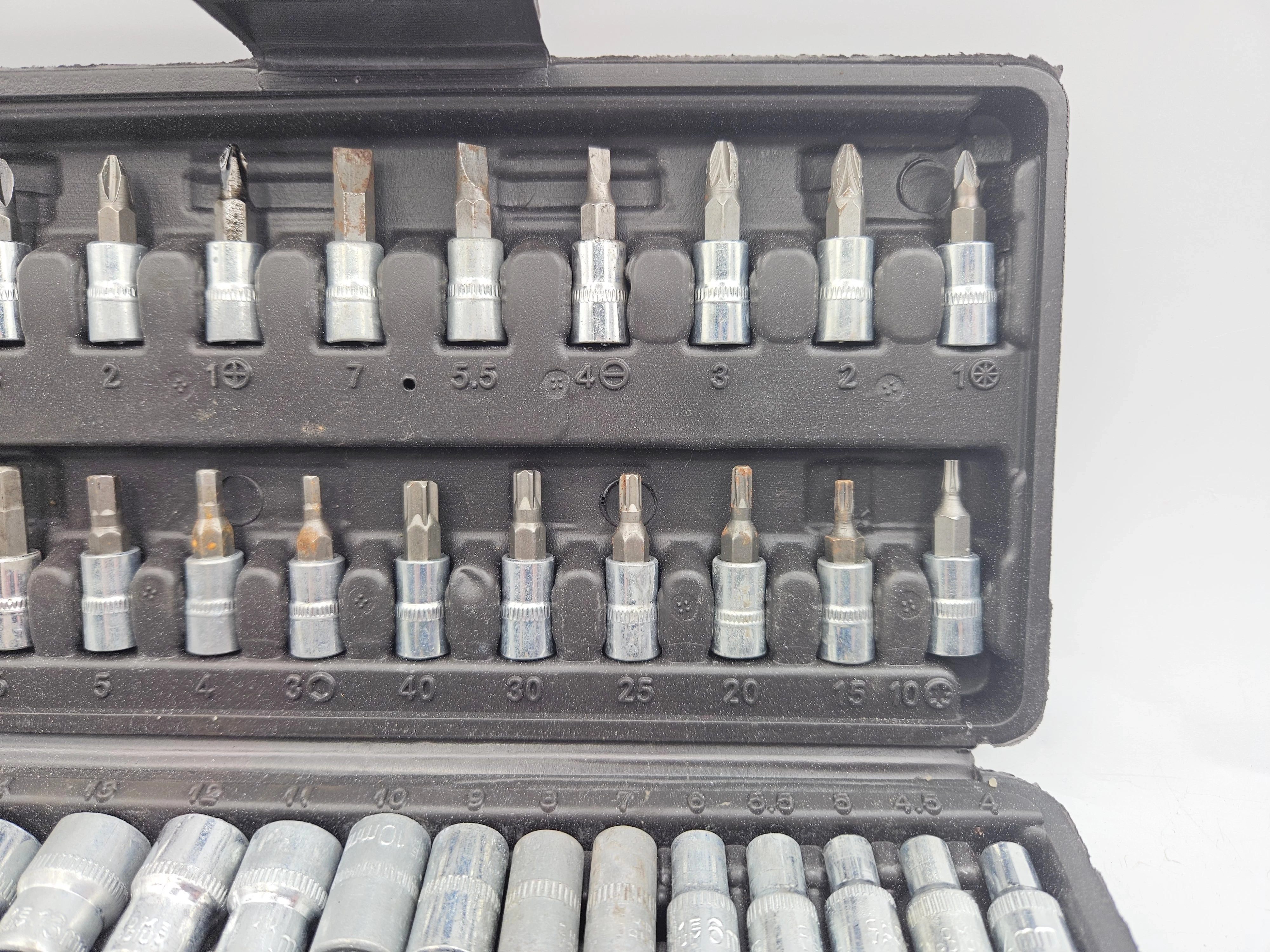 klucze-nasadowe-z-grzechotka-46szt-stan-11323-2