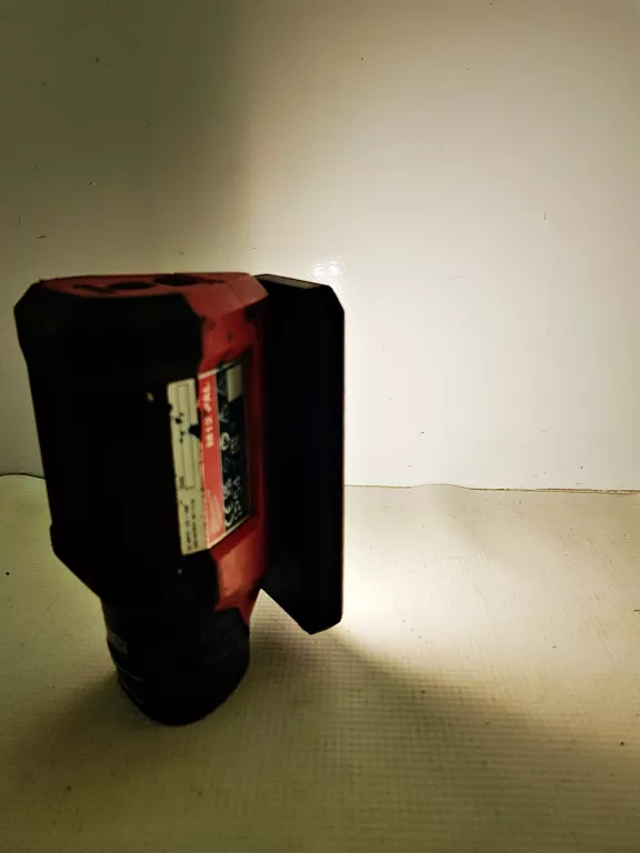 lampa-magnetyczna-milwaukee-m12-pal-aku-30ah-zawartosc-zestawu-235809-32768