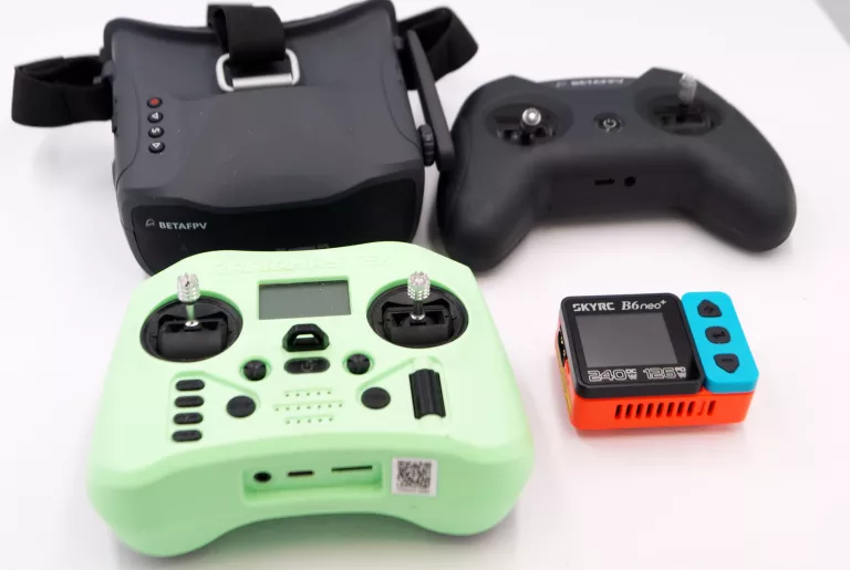 duzy-zestaw-akcesoriow-do-drona-stan-11323-2036072