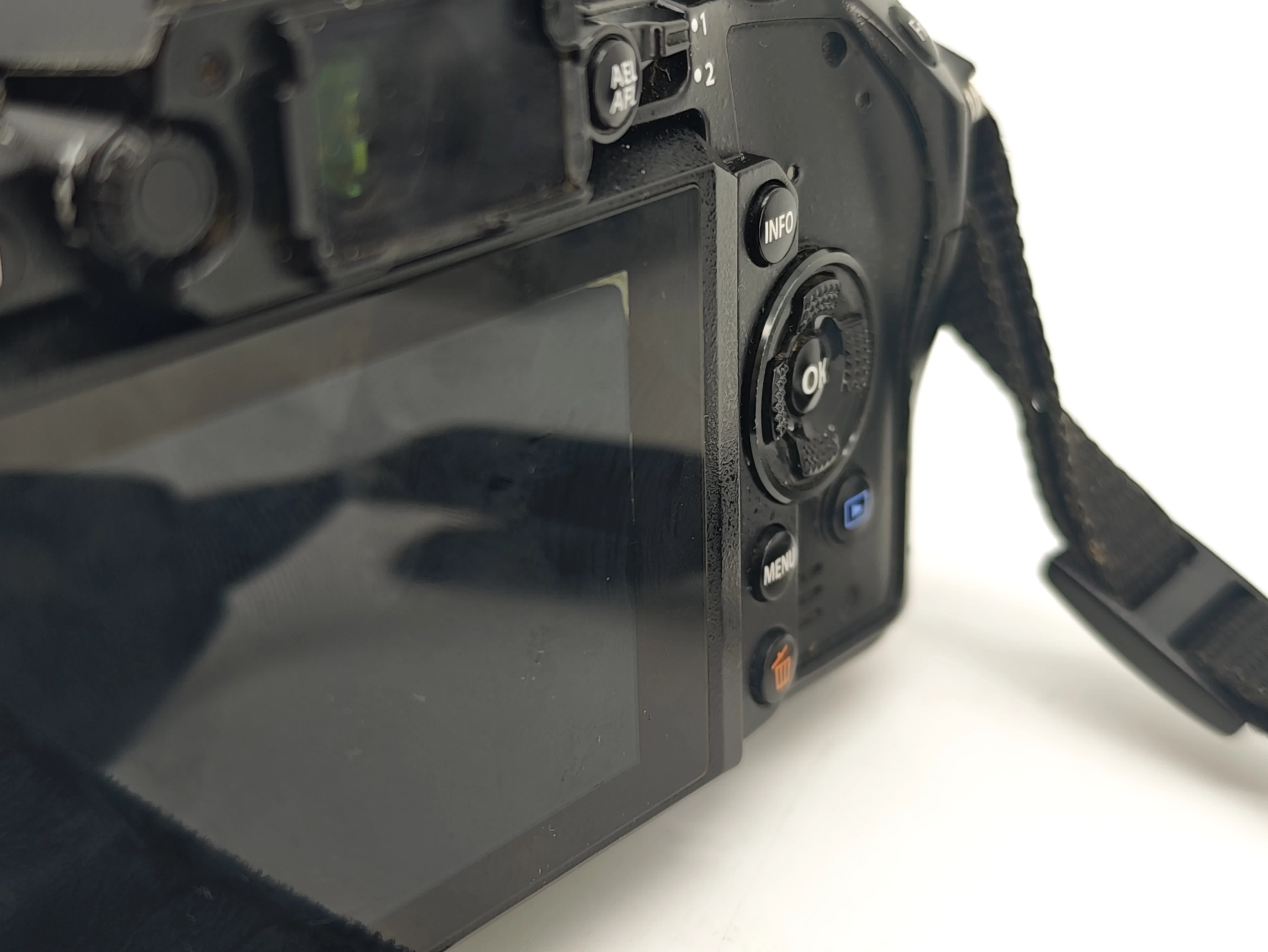 aparat-olympus-om-d-e-m1-zuiko-14-150mm-4-56-ii-przekatna-ekranu-300