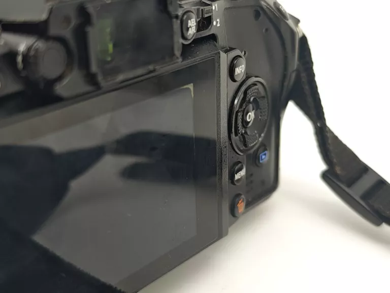 aparat-olympus-om-d-e-m1-zuiko-14-150mm-4-56-ii-przekatna-ekranu-300