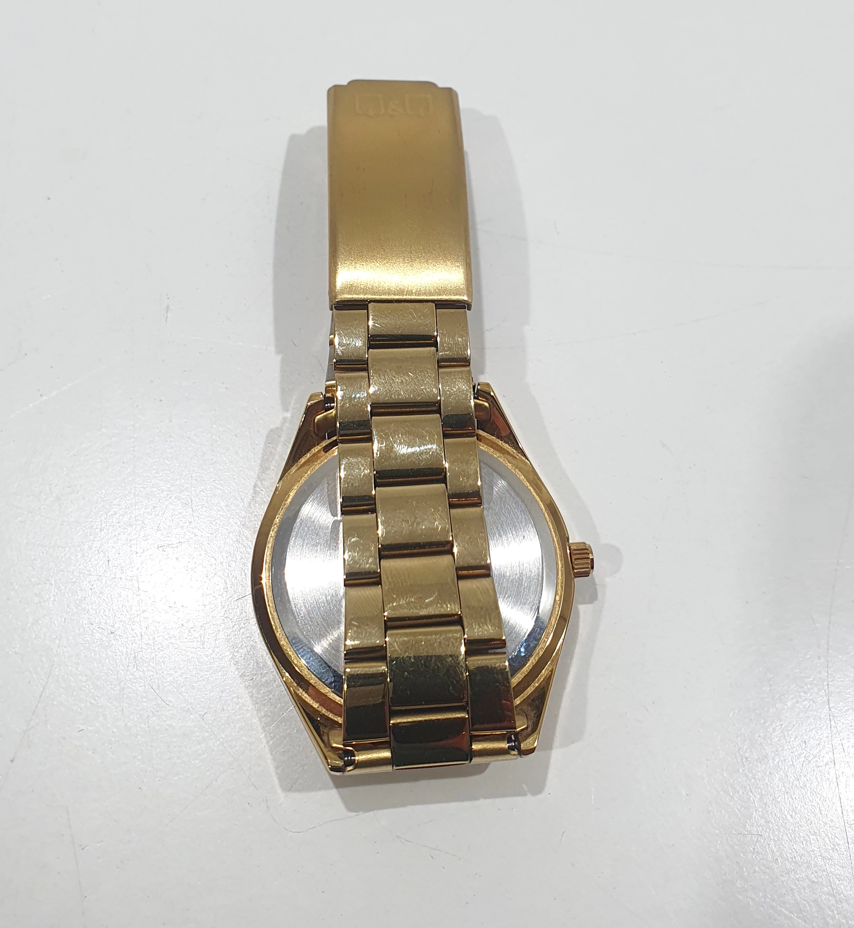 zegarek-qq-zloty-damski-ksztalt-koperty-129223-2