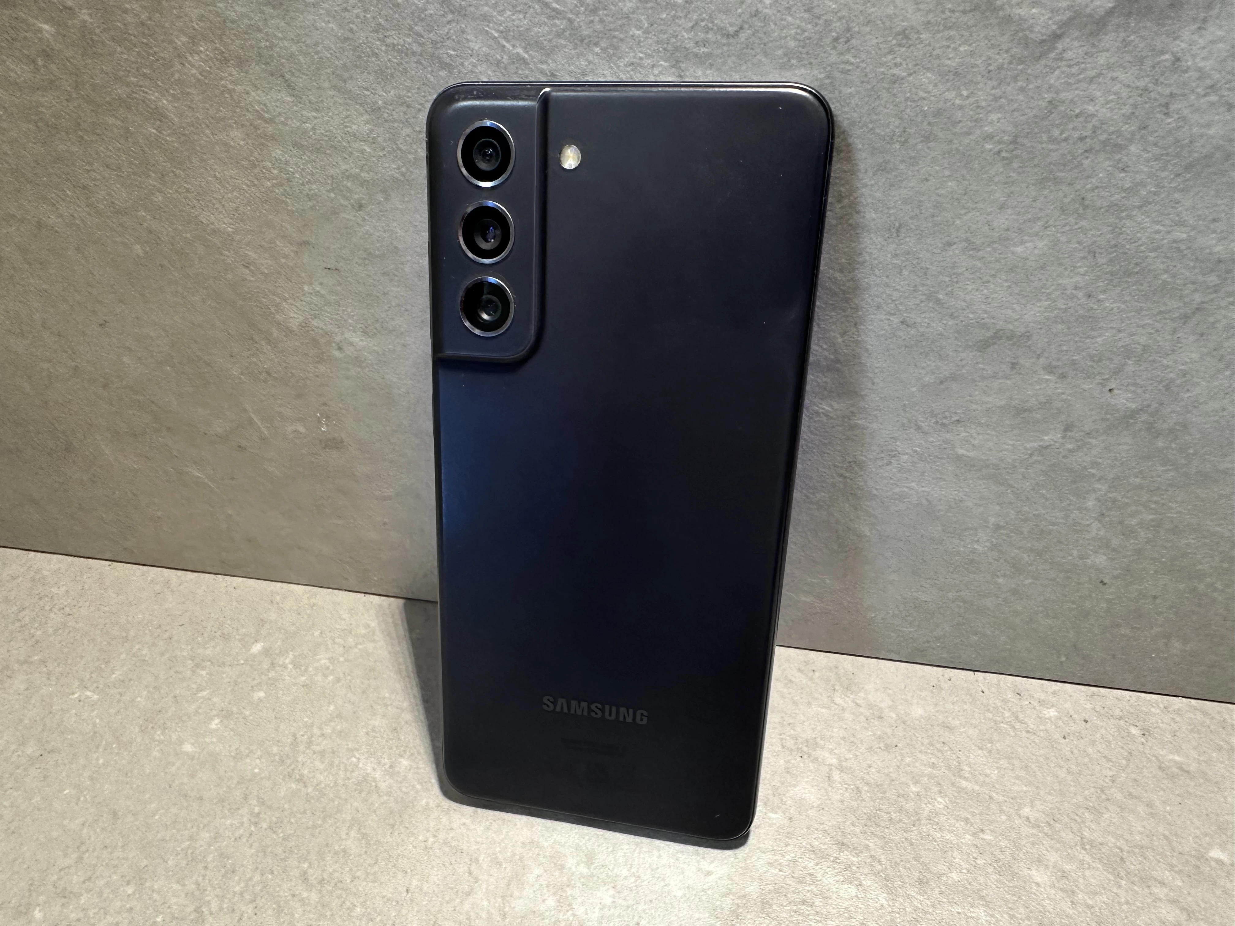 telefon-samsung-galaxy-s21-fe-5g-6128gb-pudelko-przekatna-ekranu-640