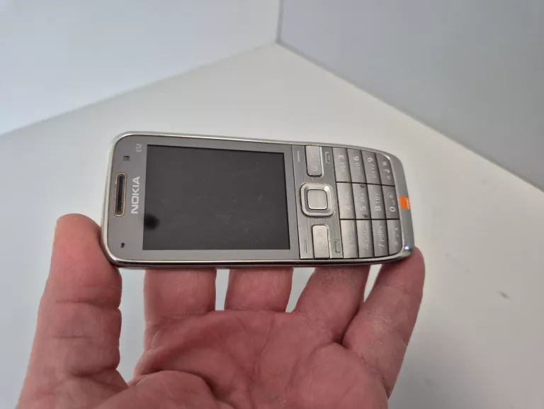 telefon-nokia-e52-klasyk-przekatna-ekranu-240
