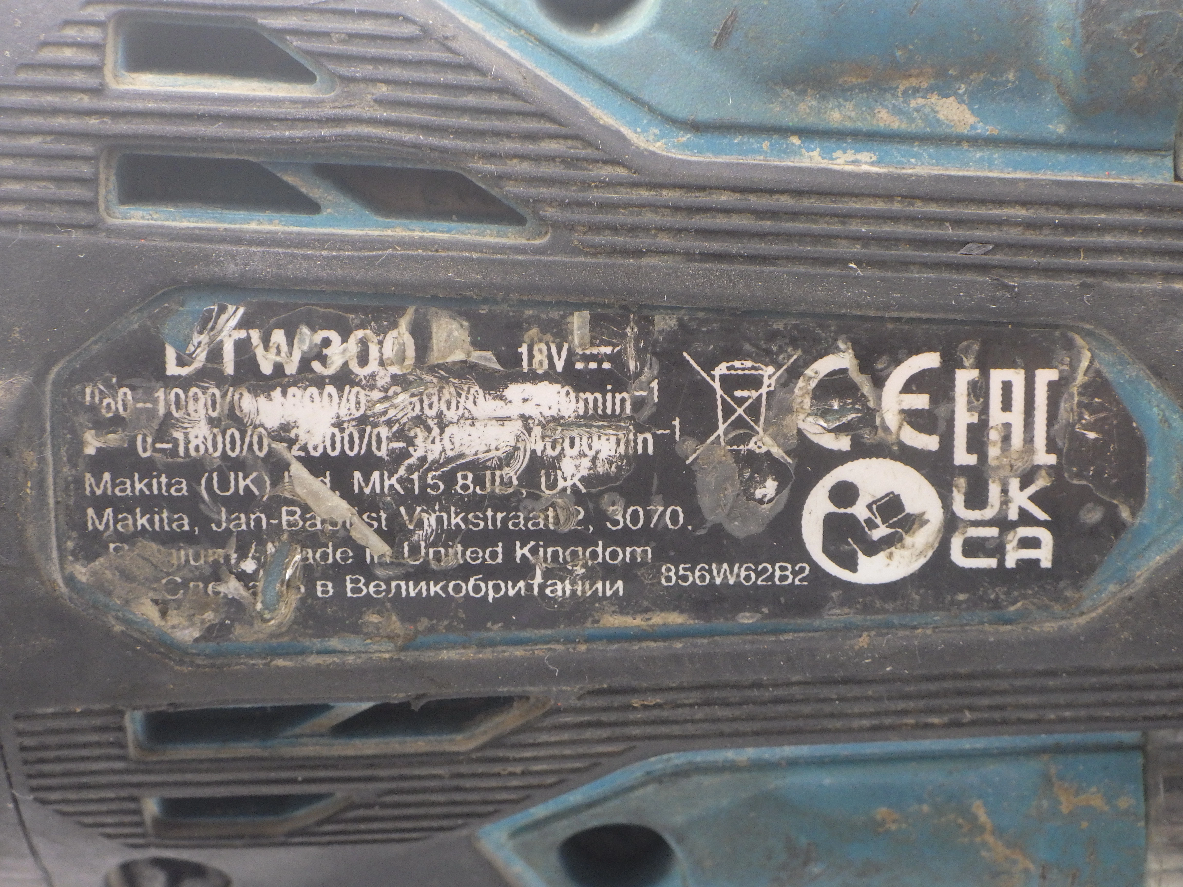 klucz-udarowy-makita-dtw300-akumulator-ladowarka-maksymalny-moment-obrotowy-580