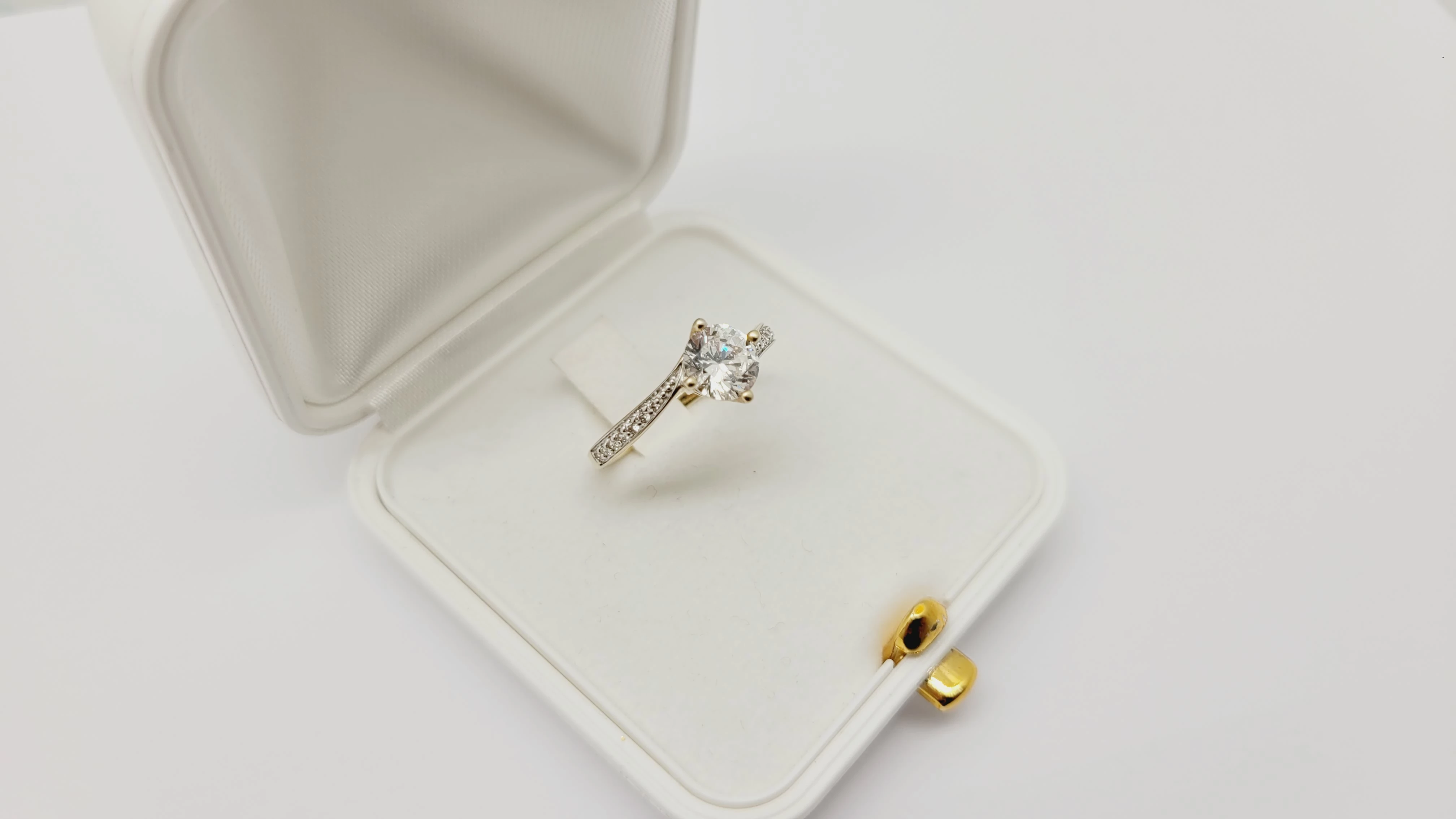 cudowny-zloty-pierscionek-220g-585-r17-ean-gtin-5903772051261