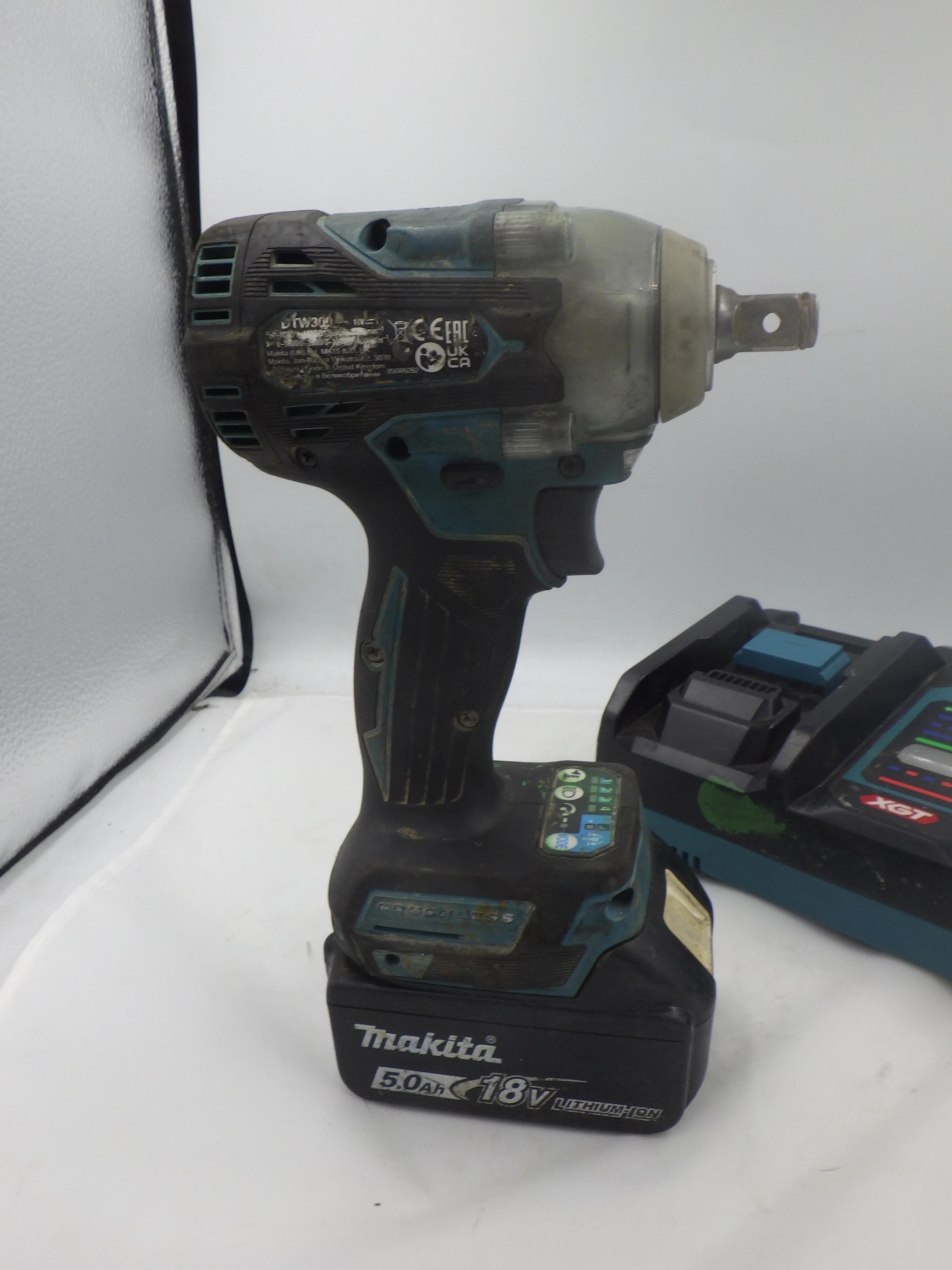 klucz-udarowy-makita-dtw300-akumulator-ladowarka-ean-gtin-088381898003