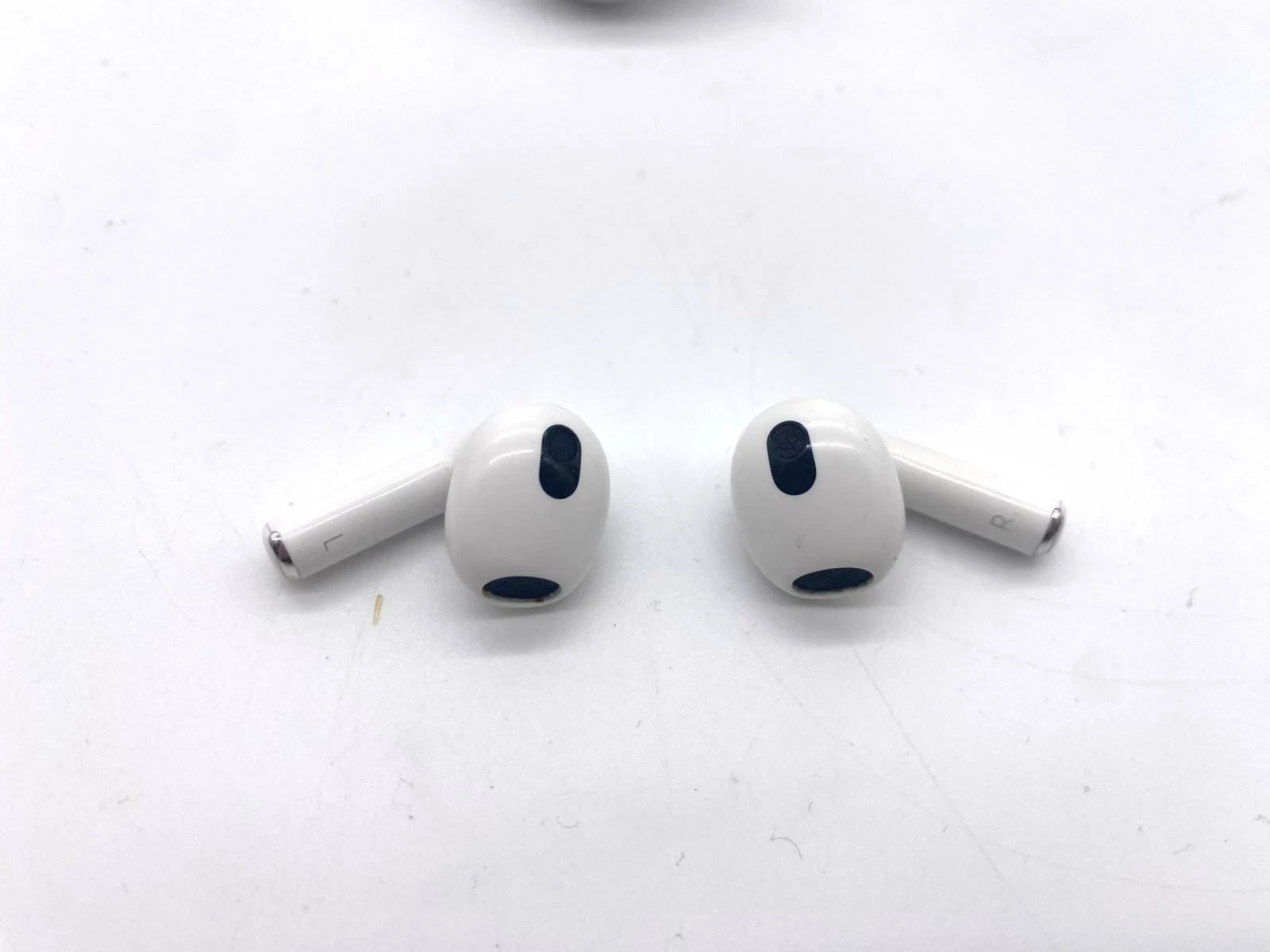 sluchawki-apple-airpods-3-kolor-dominujacy-129357-2