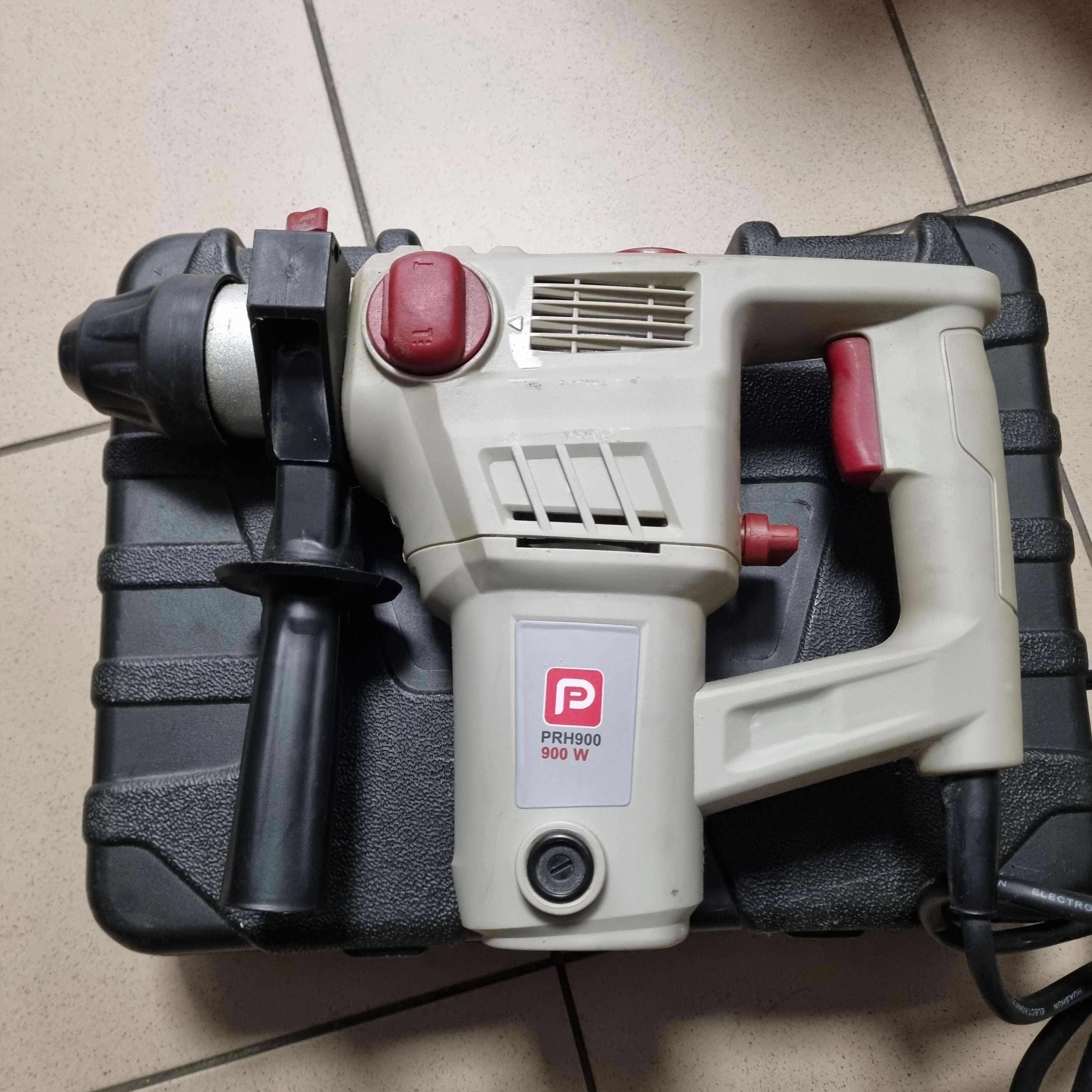 mlotowiertarka-performance-prh900-walizka-sniadeckich-11-znin