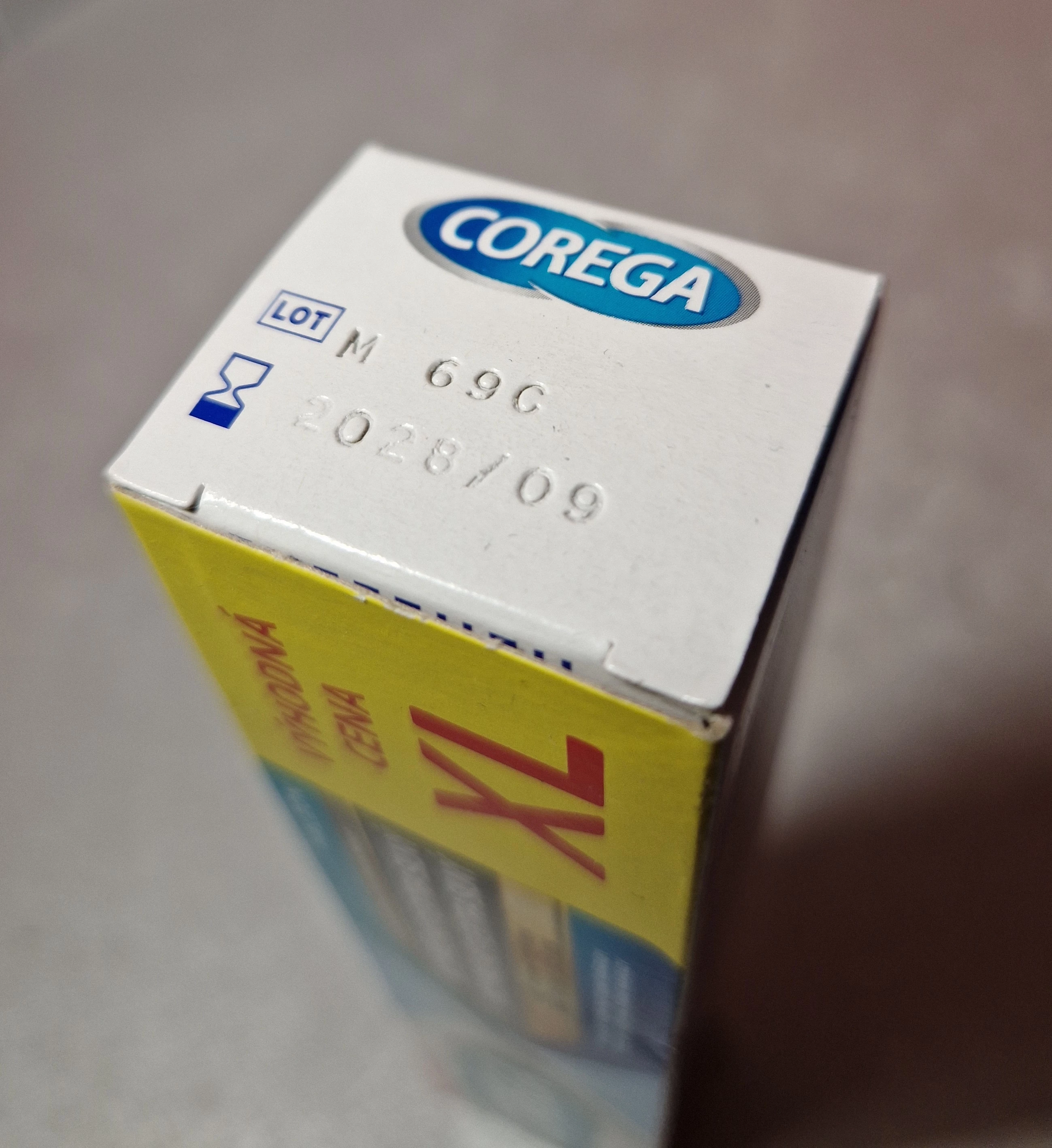 corega-krem-mocujacy-do-protez-neutralny-smak-70g-ean-gtin-5054563081834