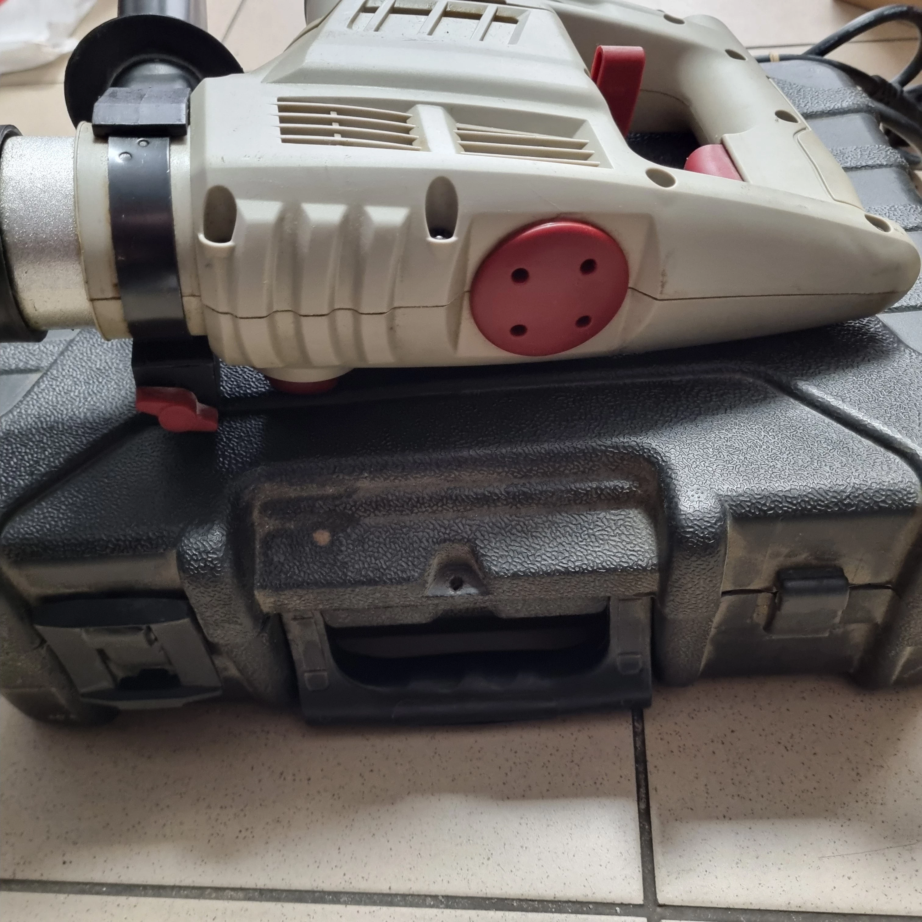 mlotowiertarka-performance-prh900-walizka-energia-udaru-400