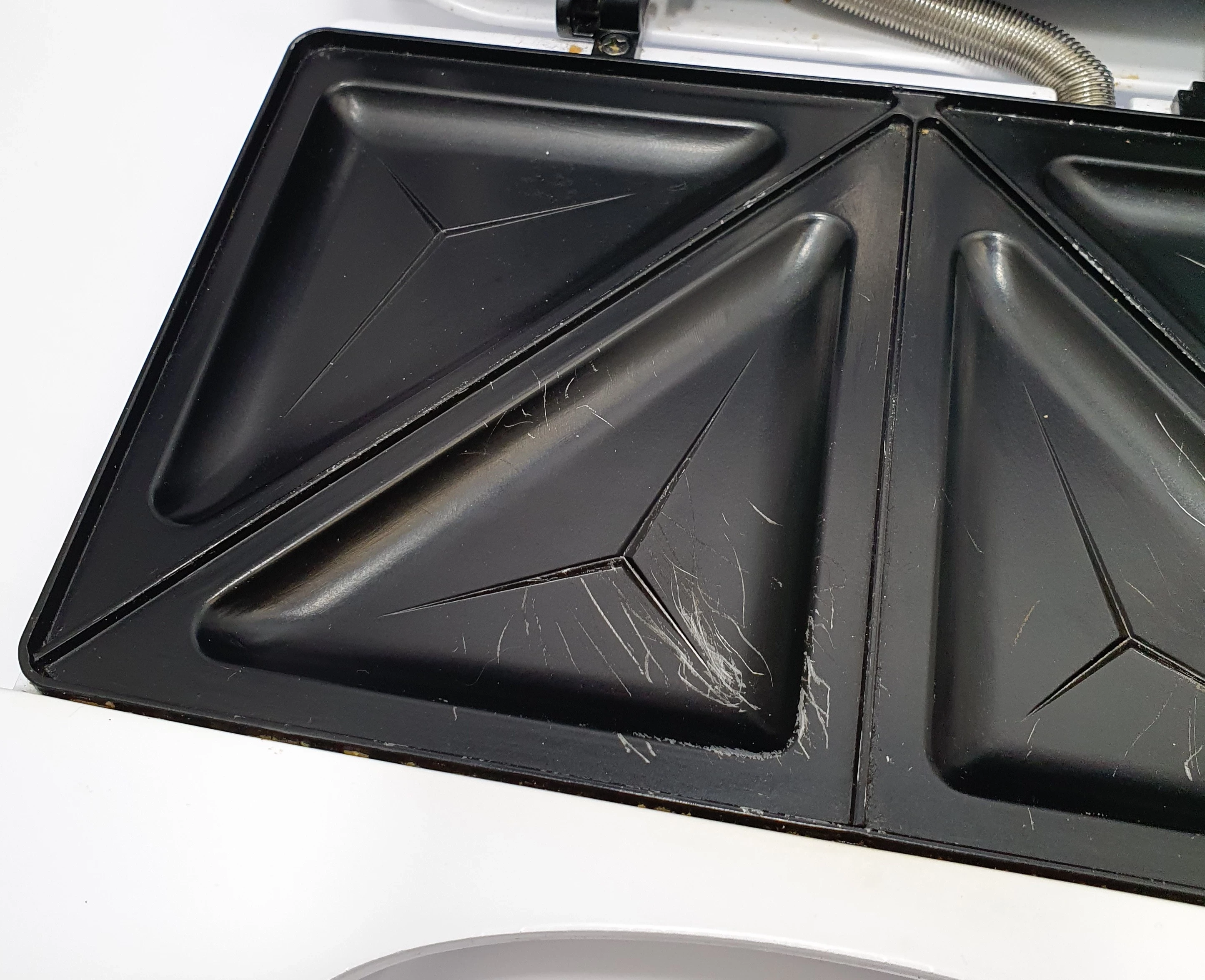 aigostar-toster-opiekacz-do-kanapek-bialy-700-800w-kolor-dominujacy-129357-2