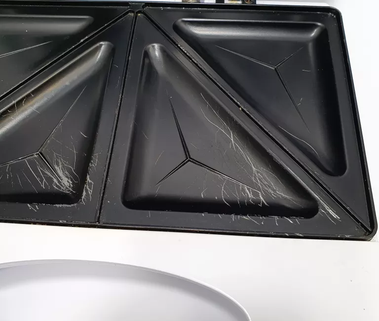 aigostar-toster-opiekacz-do-kanapek-bialy-700-800w-stan-11323-2