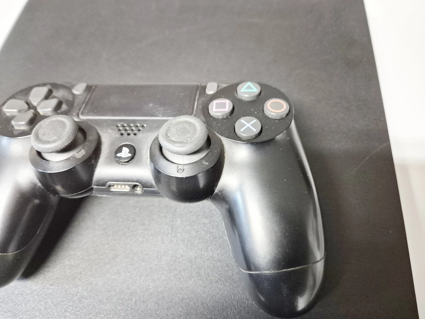 konsola-sony-ps4-cuh-2116b-1tb-pad-stan-11323-2