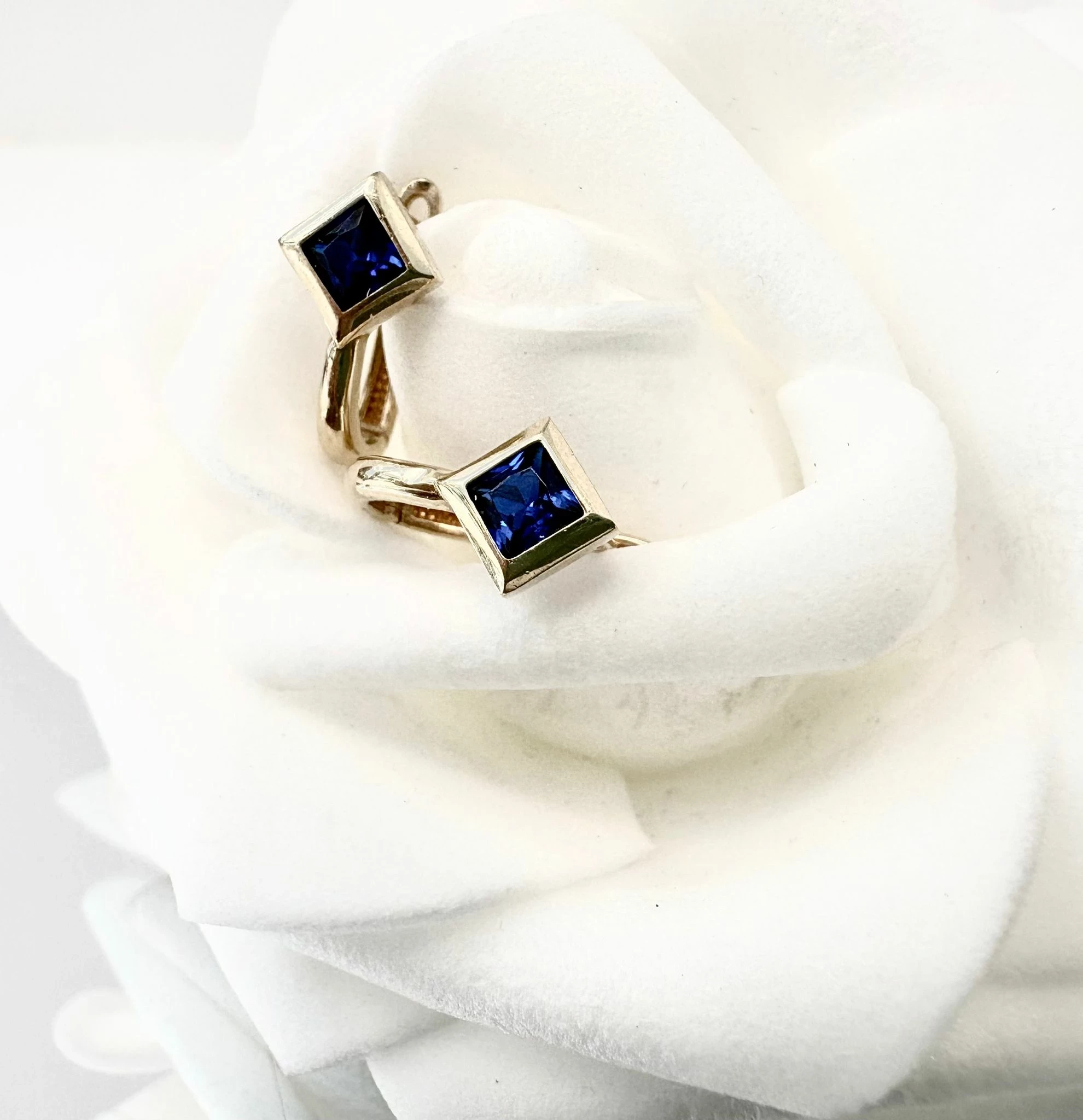 delikatne-zlote-kolczyki-granatowa-cyrkonia-zapiecie-angielskie-p585-215g-ean-gtin-0085971595137