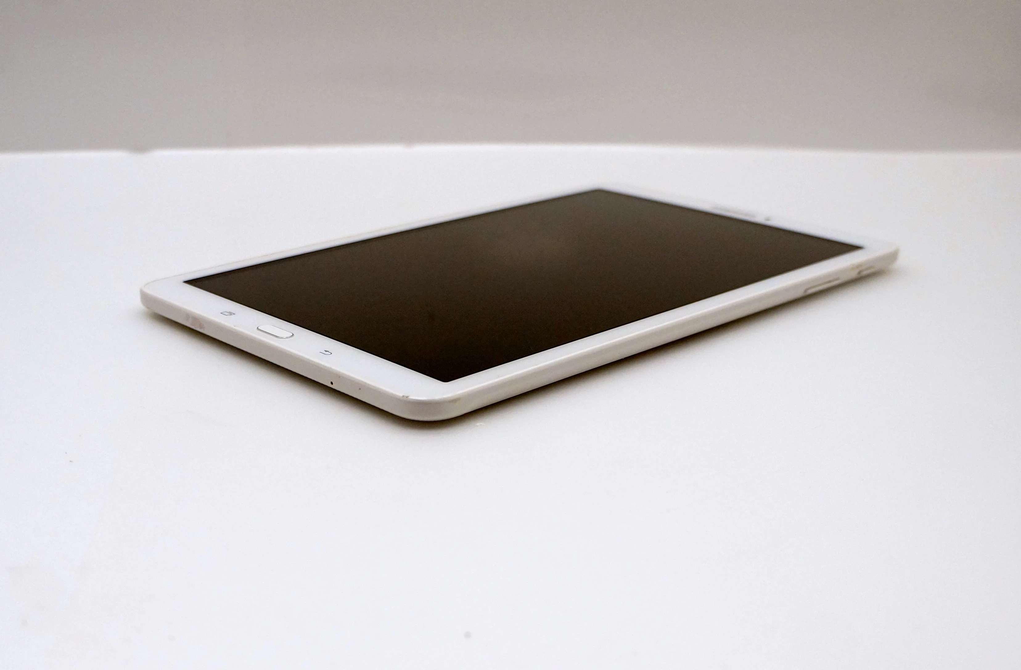 tablet-samsung-sm-t561-96-15-gb-8-gb-bialy-kod-producenta-sm-t561nzwaxeo