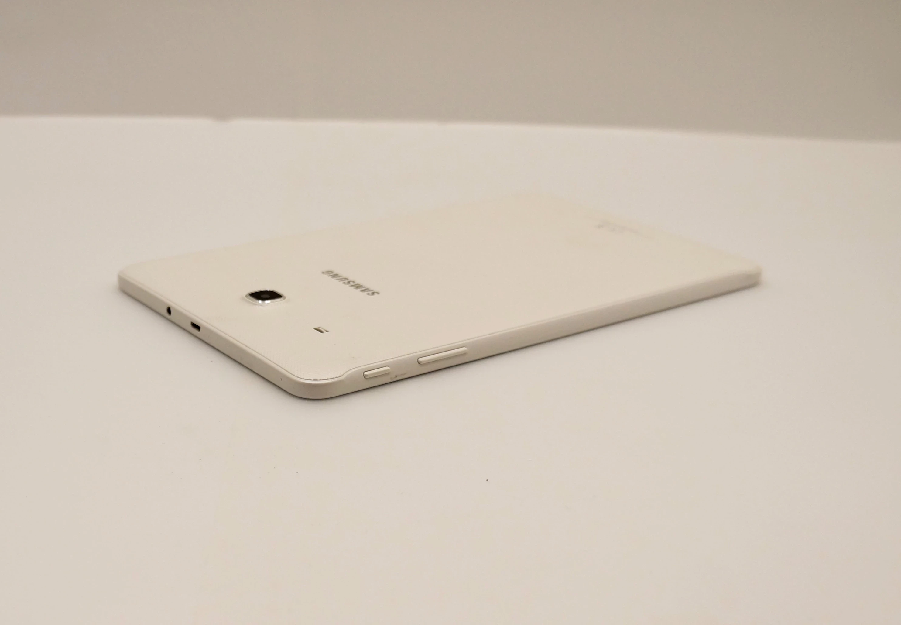 tablet-samsung-sm-t561-96-15-gb-8-gb-bialy-przekatna-ekranu-960