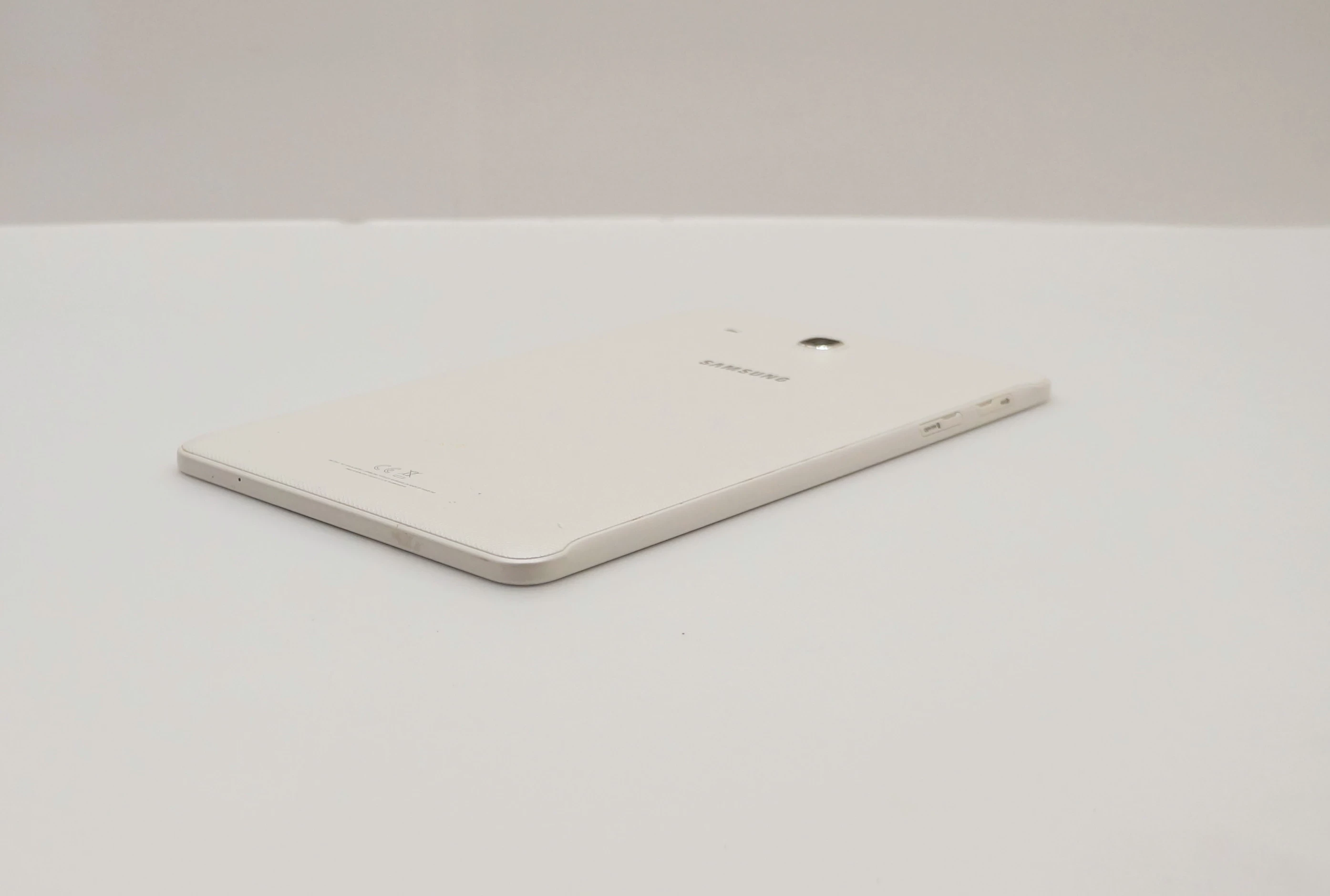 tablet-samsung-sm-t561-96-15-gb-8-gb-bialy-system-operacyjny-16332-1