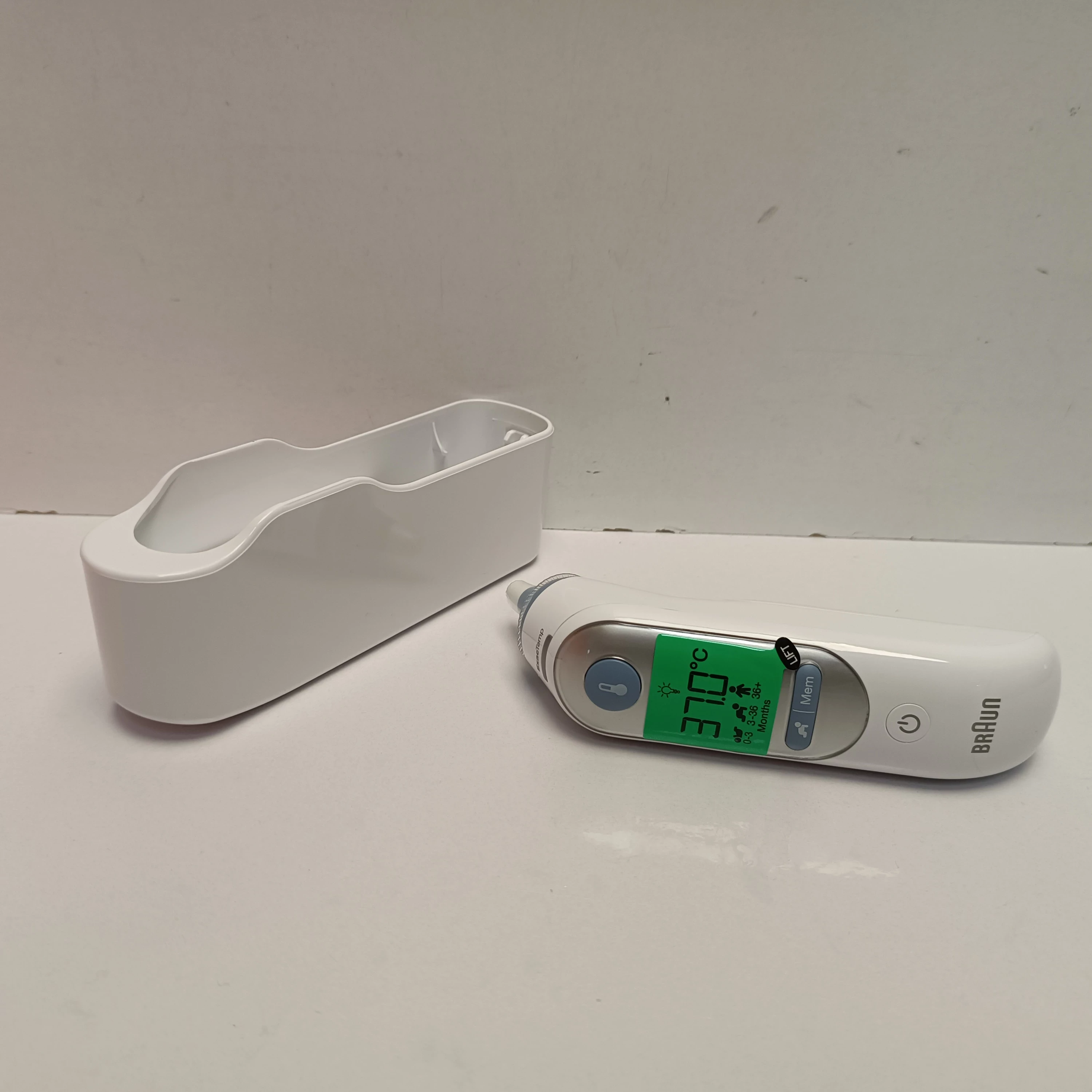 braun-irt6520-termometr-douszny-stan-11323-2