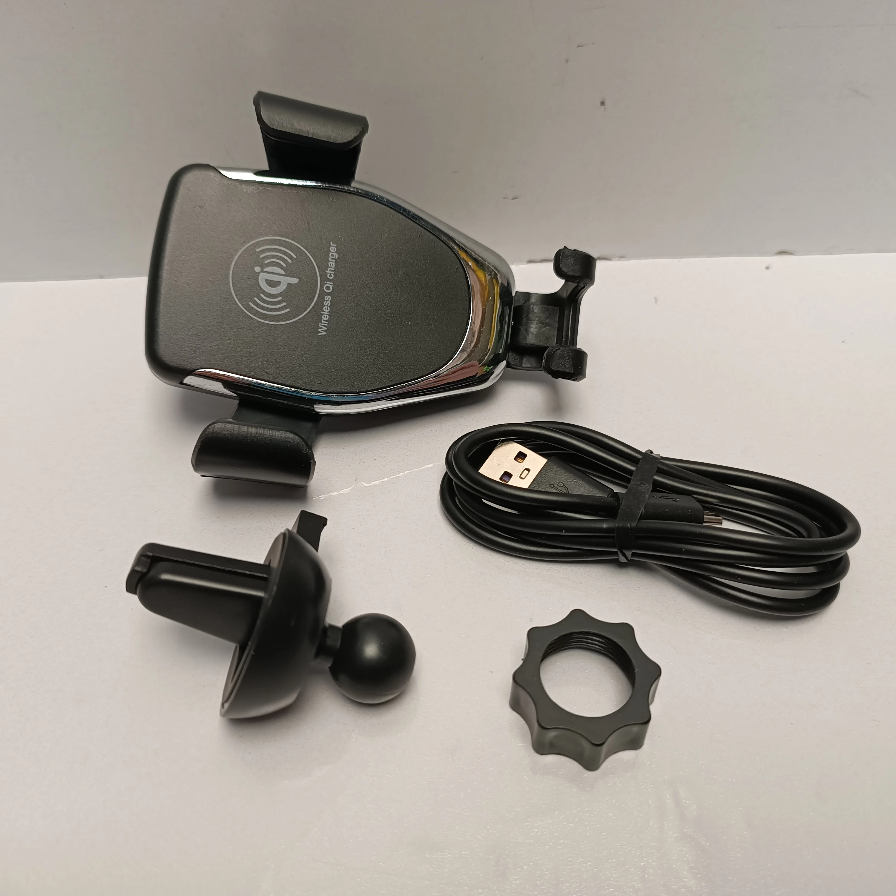 automatyczny-uchwyt-na-telefon-samochodowa-ladowarka-indukcyjna-osiedle-teatralne-3u15-krakow