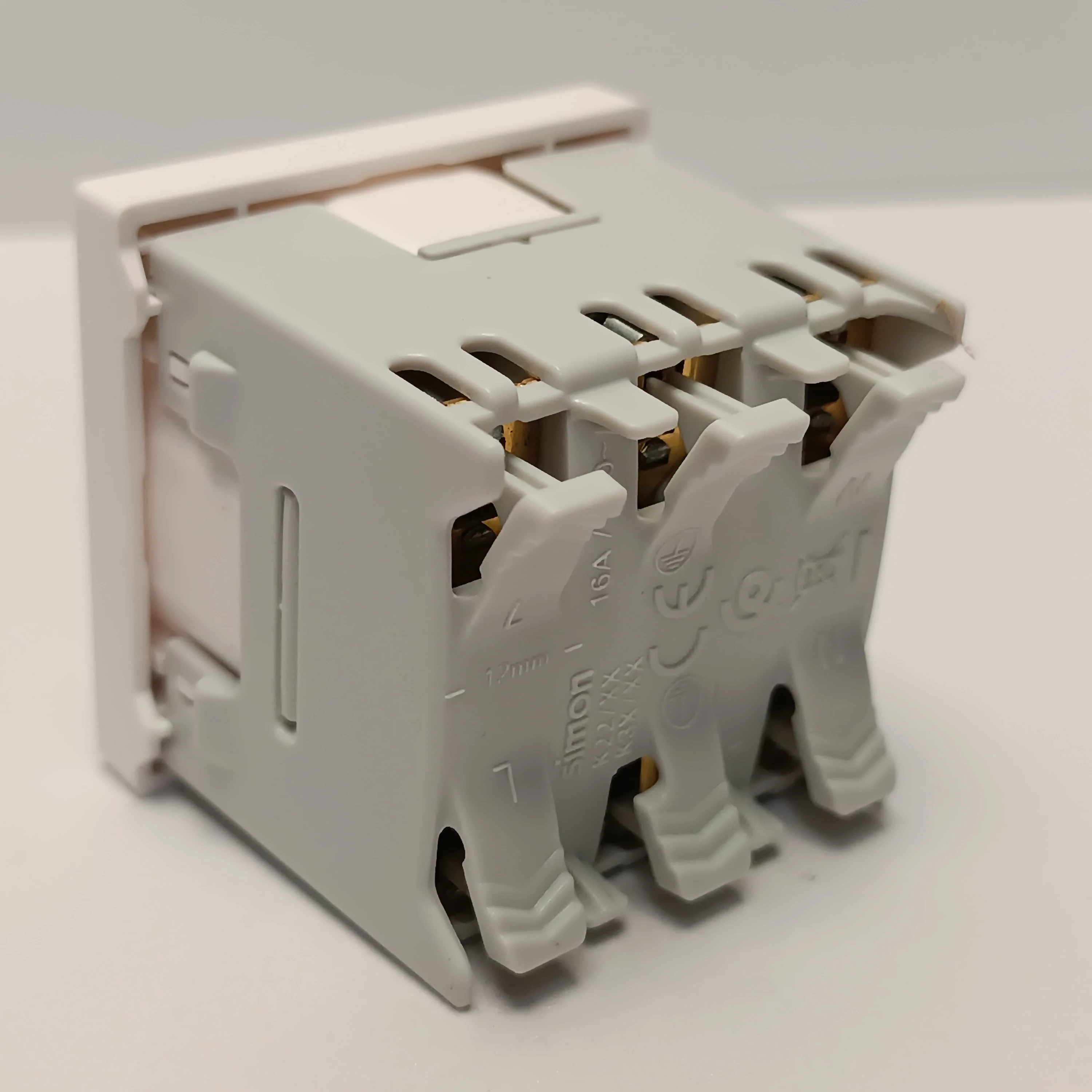 simon-gniazdo-k45-pojedyncze-liczba-gniazdek-18714-1