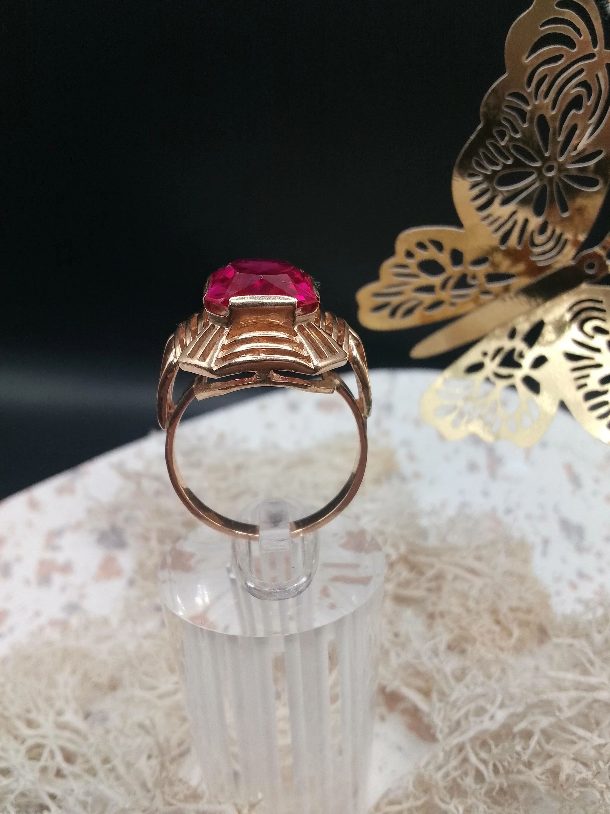 piekny-zloty-pierscionek-z-czerwonym-oczkiem-kamien-17088-4194304