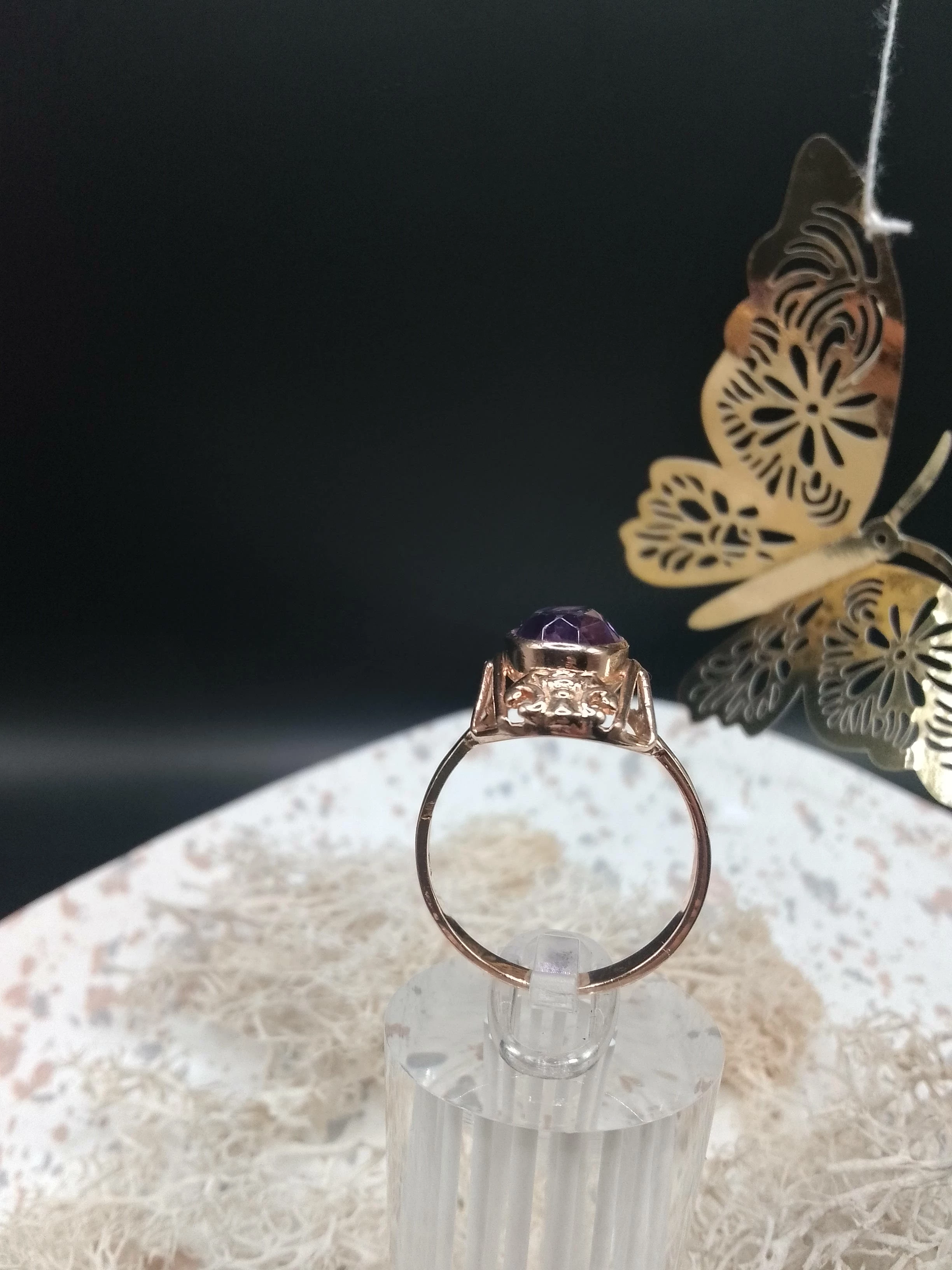 piekny-zloty-pierscionek-z-fioletowym-oczkiem-kamien-17088-4194304