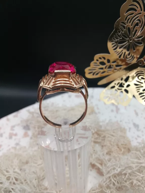 piekny-zloty-pierscionek-z-czerwonym-oczkiem-kamien-17088-4194304