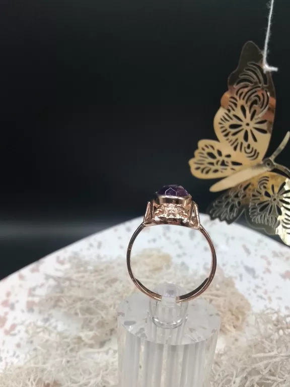 piekny-zloty-pierscionek-z-fioletowym-oczkiem-kamien-17088-4194304