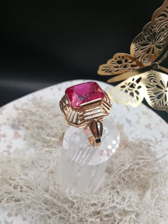 piekny-zloty-pierscionek-z-czerwonym-oczkiem-material-15835-2