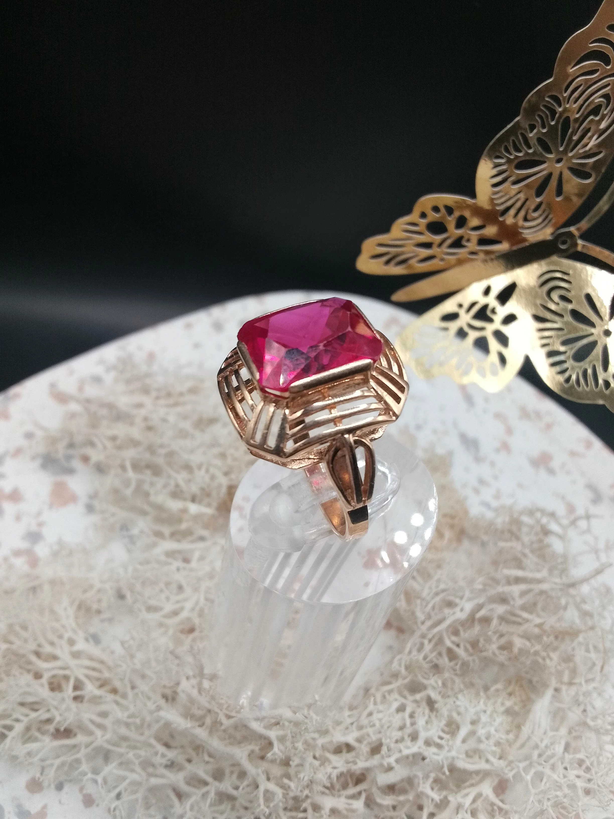 piekny-zloty-pierscionek-z-czerwonym-oczkiem-material-15835-2