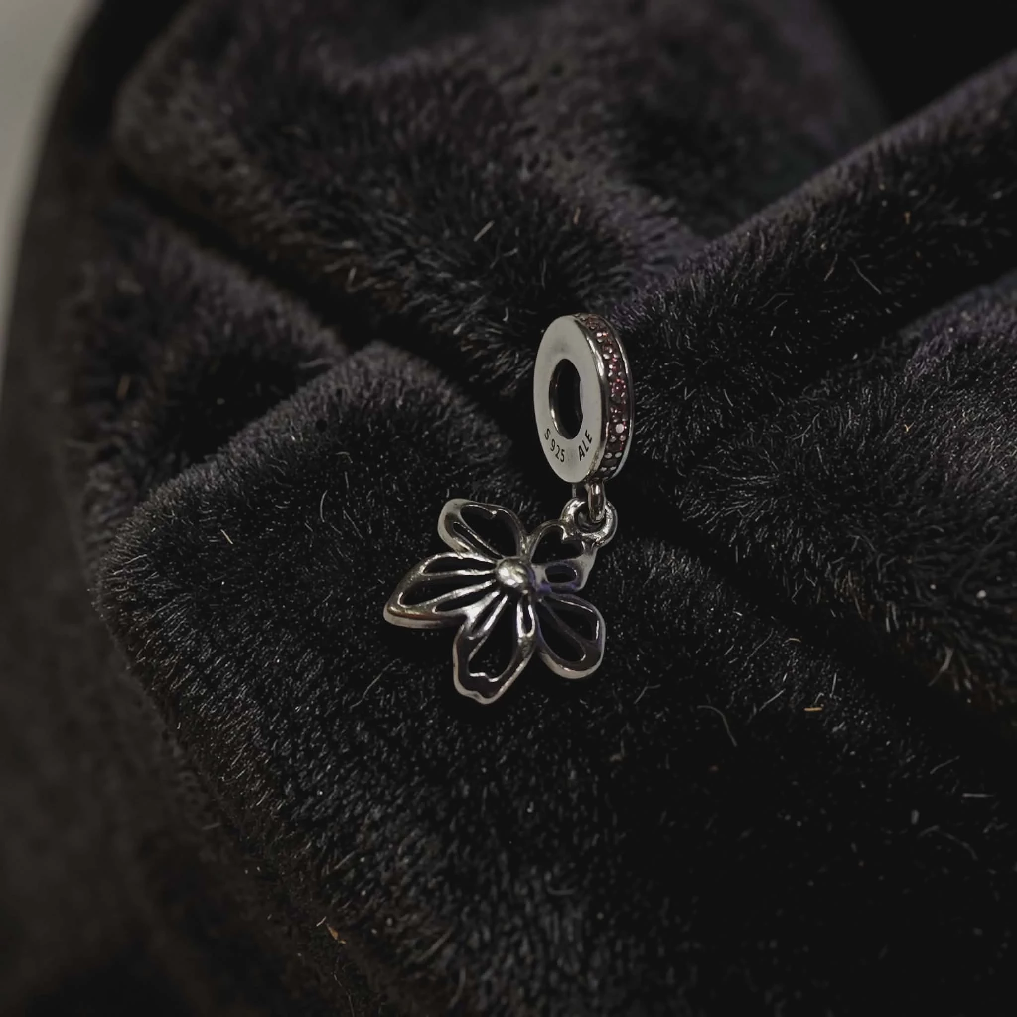 srebrna-zawieszka-charms-srebro-925-waga-166-g-motyw-129129-14