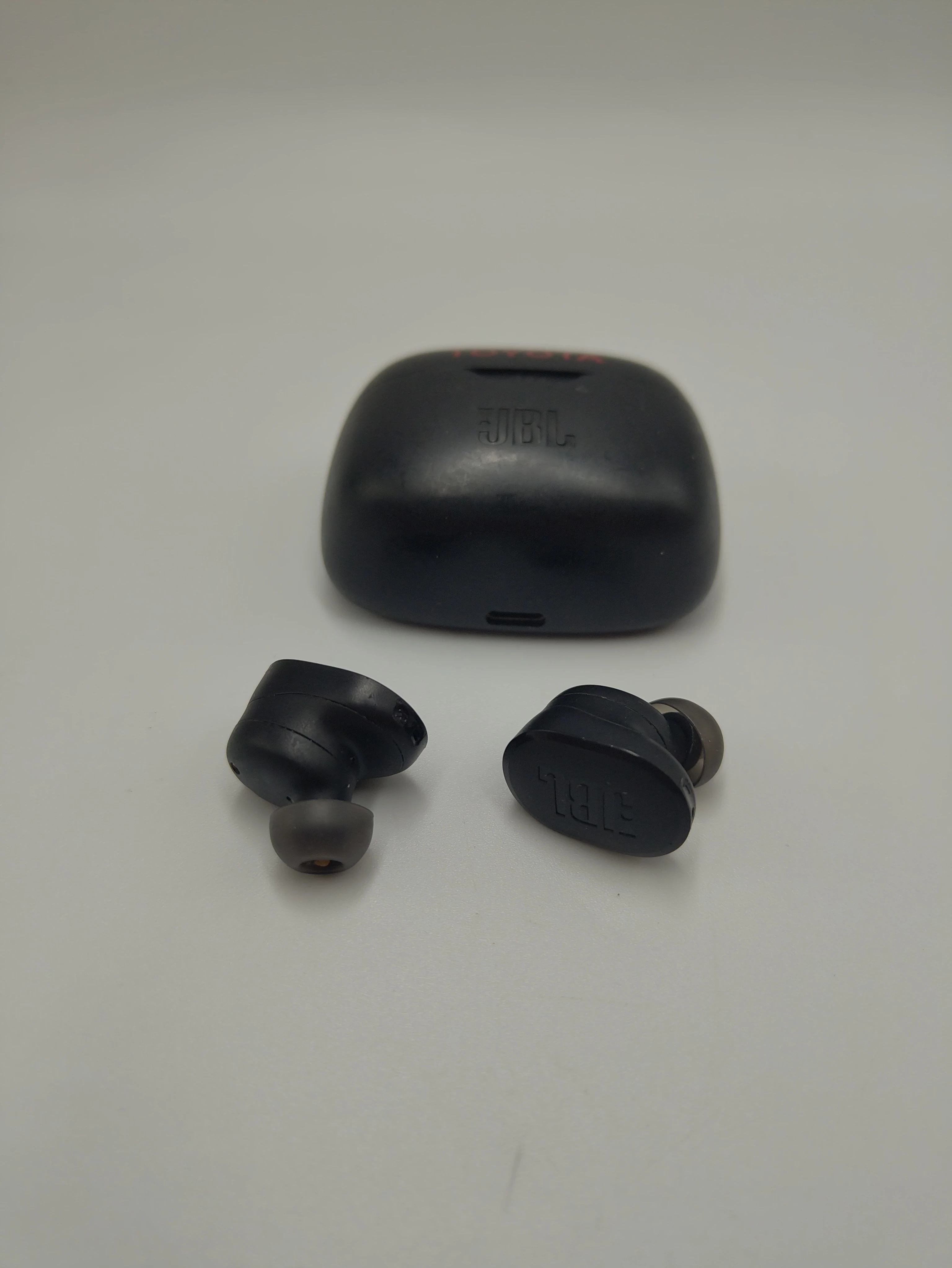 sluchawki-jbl-tune-buds-stan-11323-2