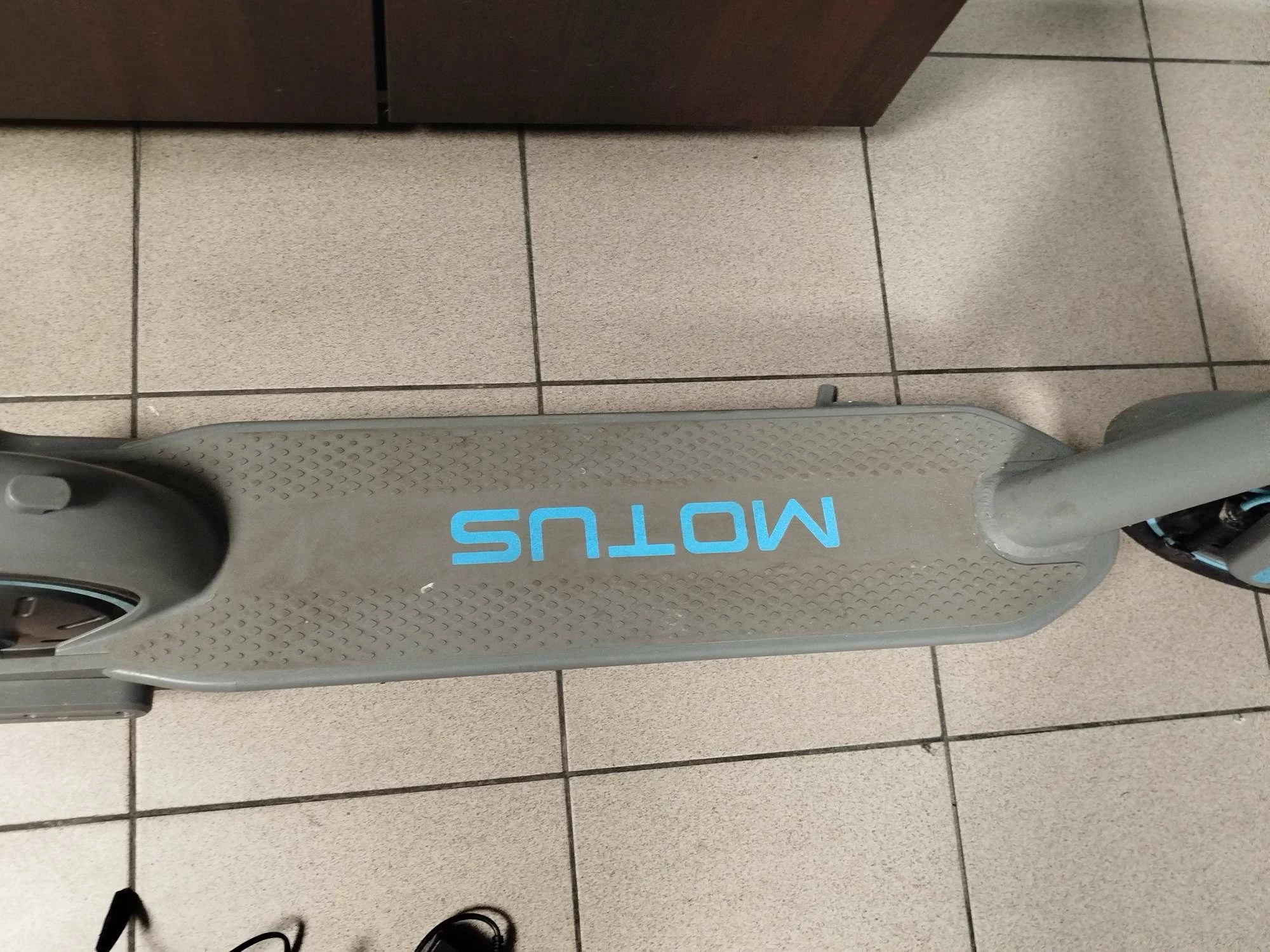 hulajnoga-motus-10-350w-kod-producenta-scooty-10-gen-5-szary