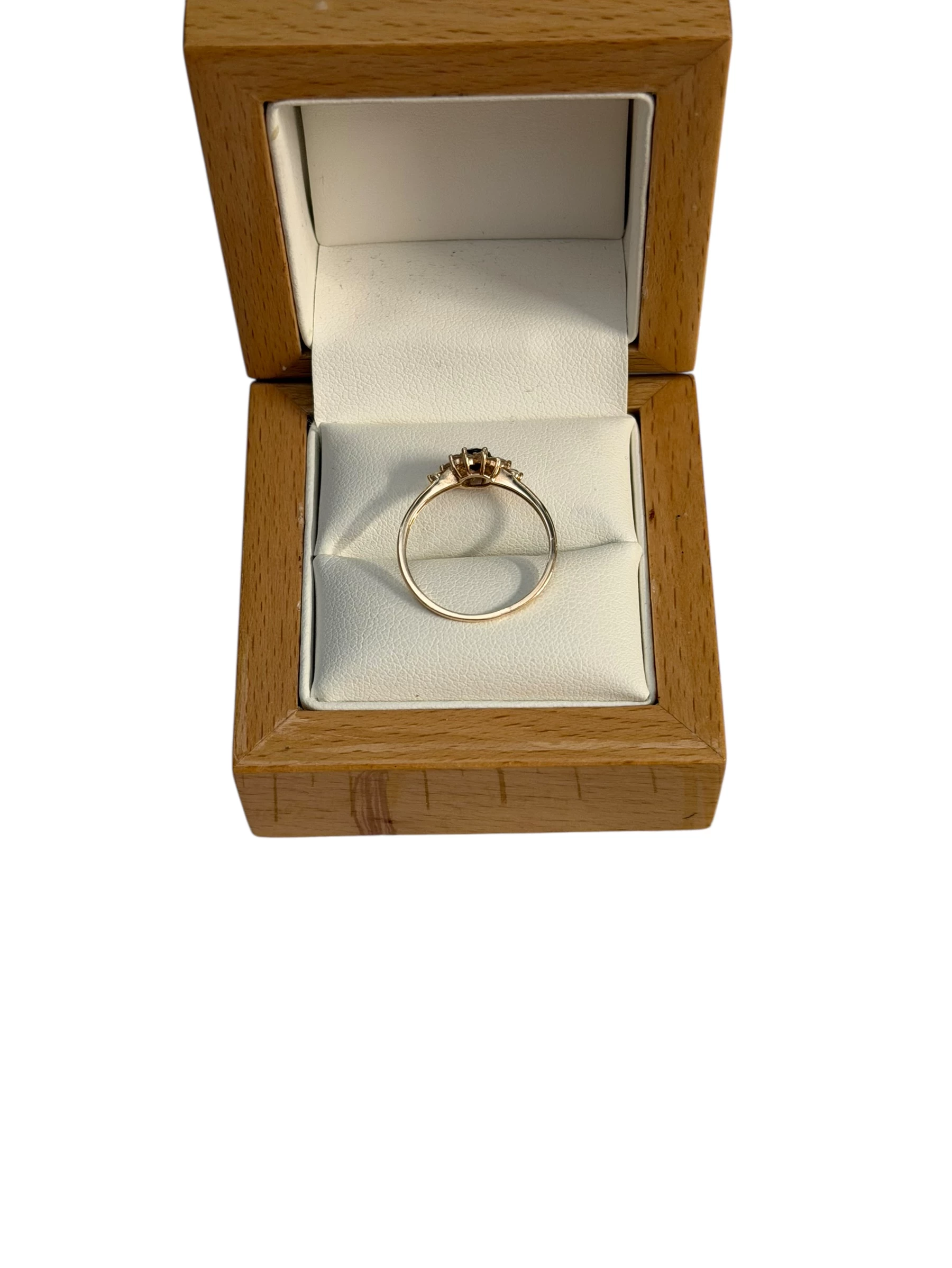 piekny-zloty-pierscionek-material-15835-2