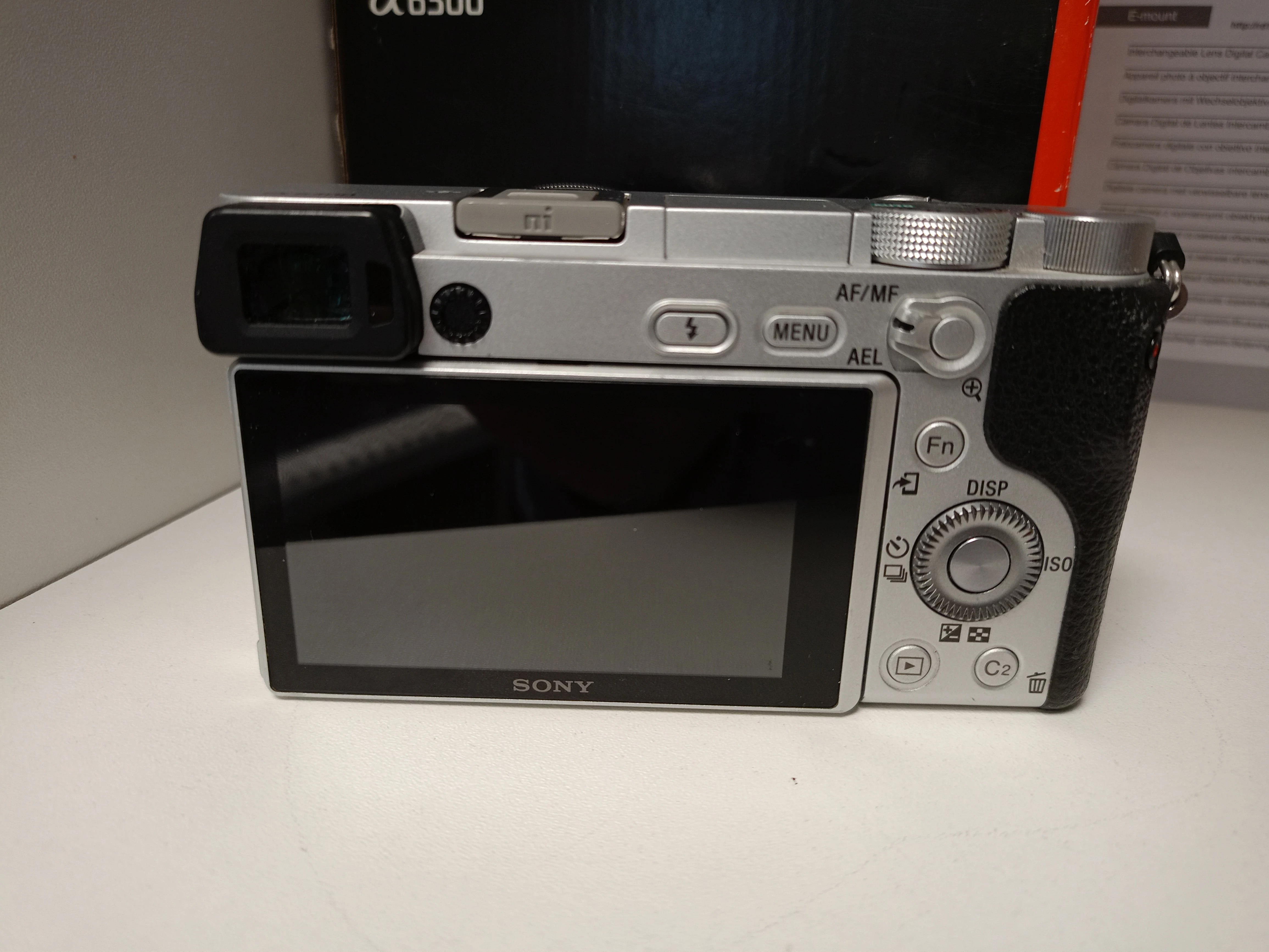 aparat-fotograficzny-sony-a6300-korpus-obiektyw-6-baterii-akcesoria-przekatna-ekranu-300