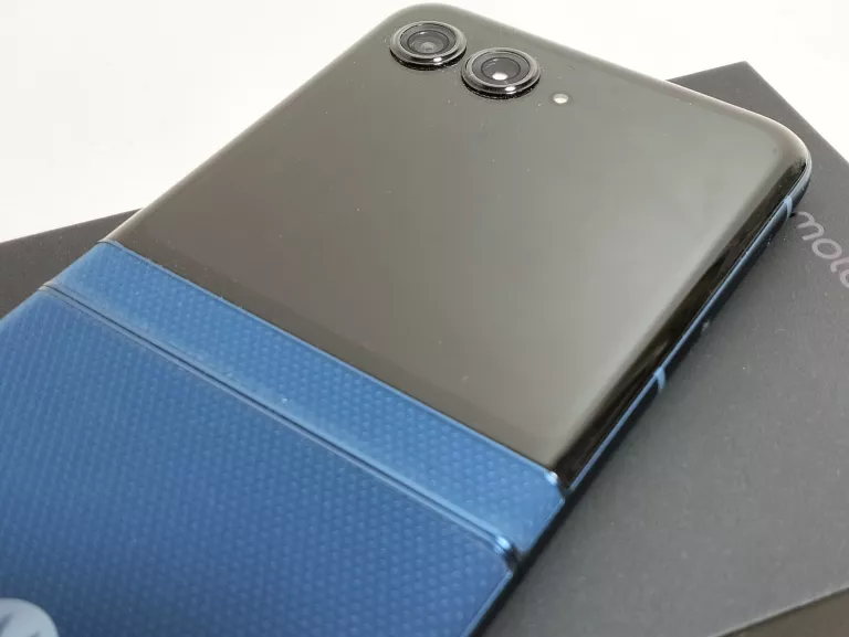 telefon-motorola-razr-60-256gb-bez-rat-kod-producenta-xt2553-1