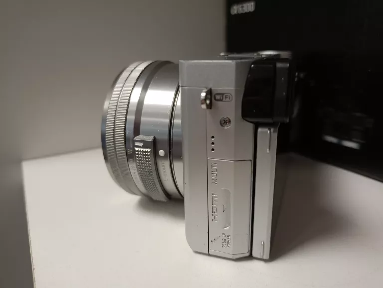 aparat-fotograficzny-sony-a6300-korpus-obiektyw-6-baterii-akcesoria-model-zalaczonego-obiektywu-e-35-56pz-16-50-oss