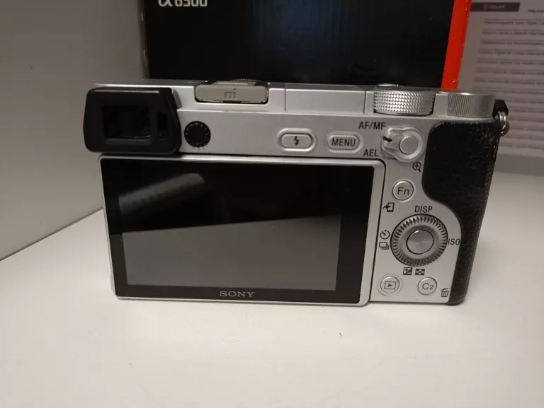 aparat-fotograficzny-sony-a6300-korpus-obiektyw-6-baterii-akcesoria-przekatna-ekranu-300