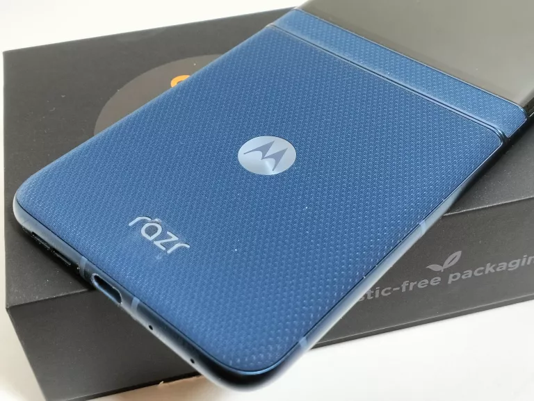 telefon-motorola-razr-60-256gb-bez-rat-stan-11323-2