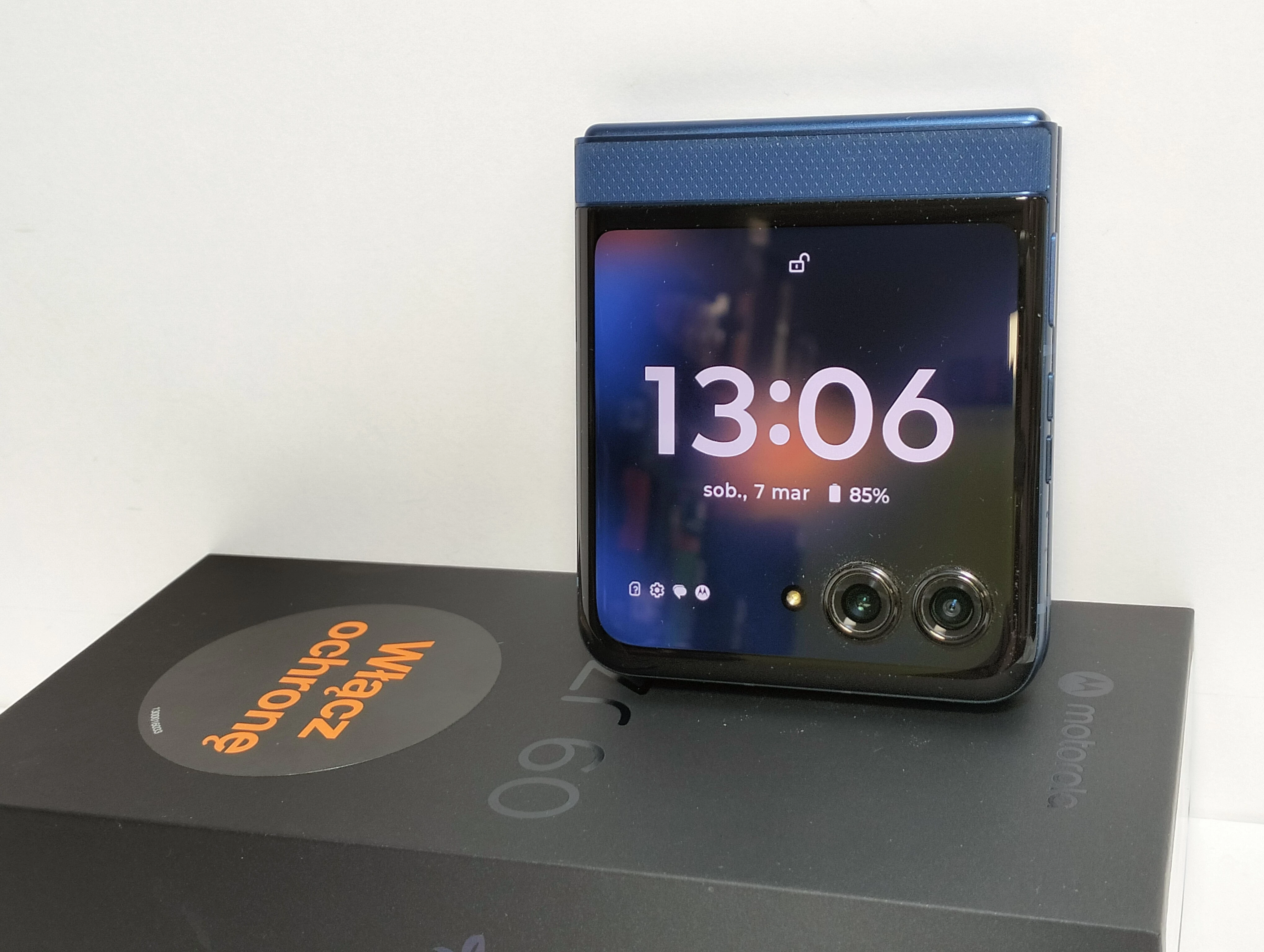 telefon-motorola-razr-60-256gb-bez-rat-ean-gtin-0840023296345