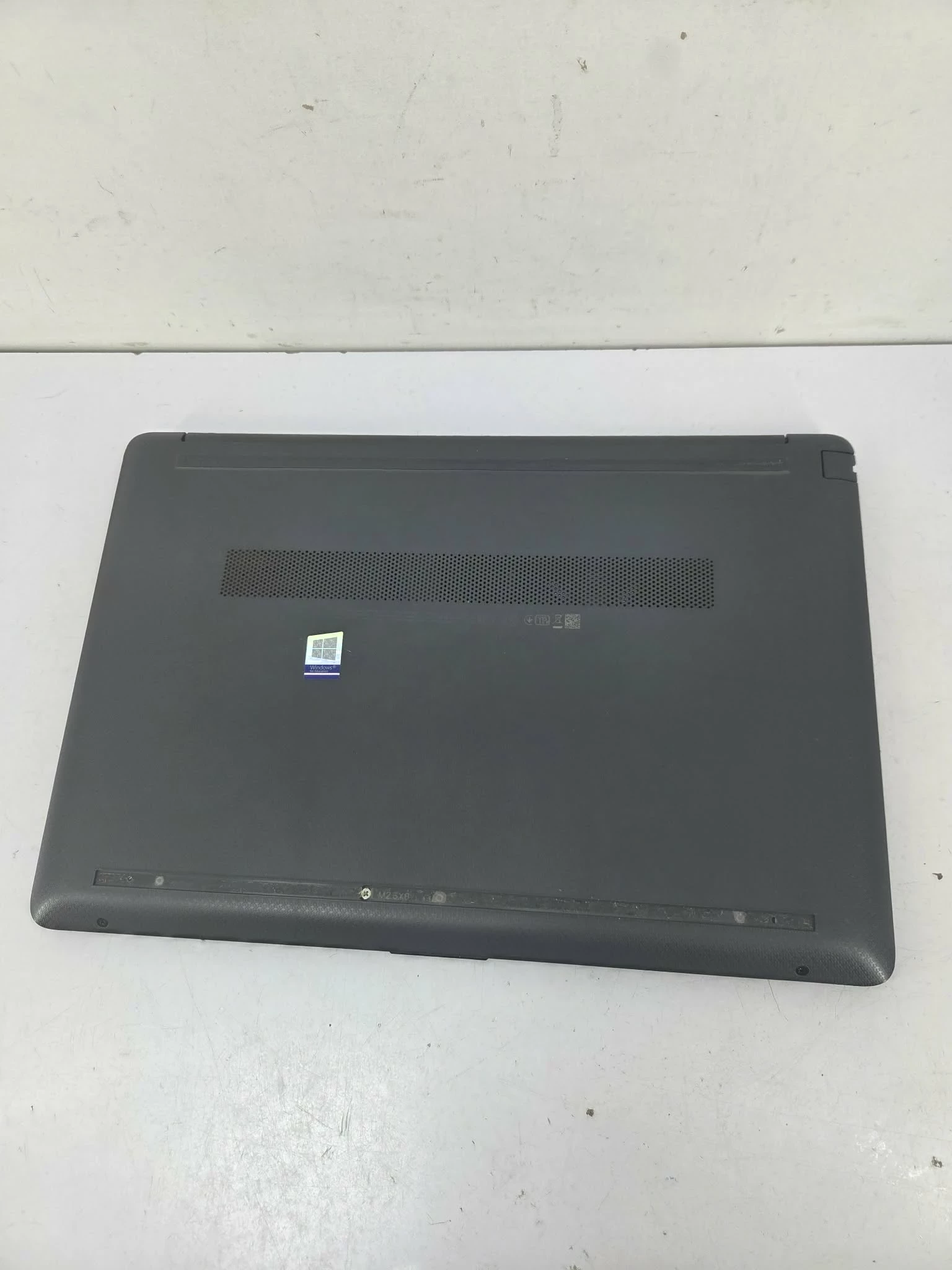 laptop-hp-255-g8-lad-przekatna-ekranu-1560