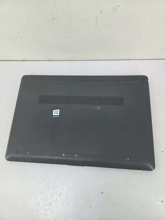 laptop-hp-255-g8-lad-przekatna-ekranu-1560
